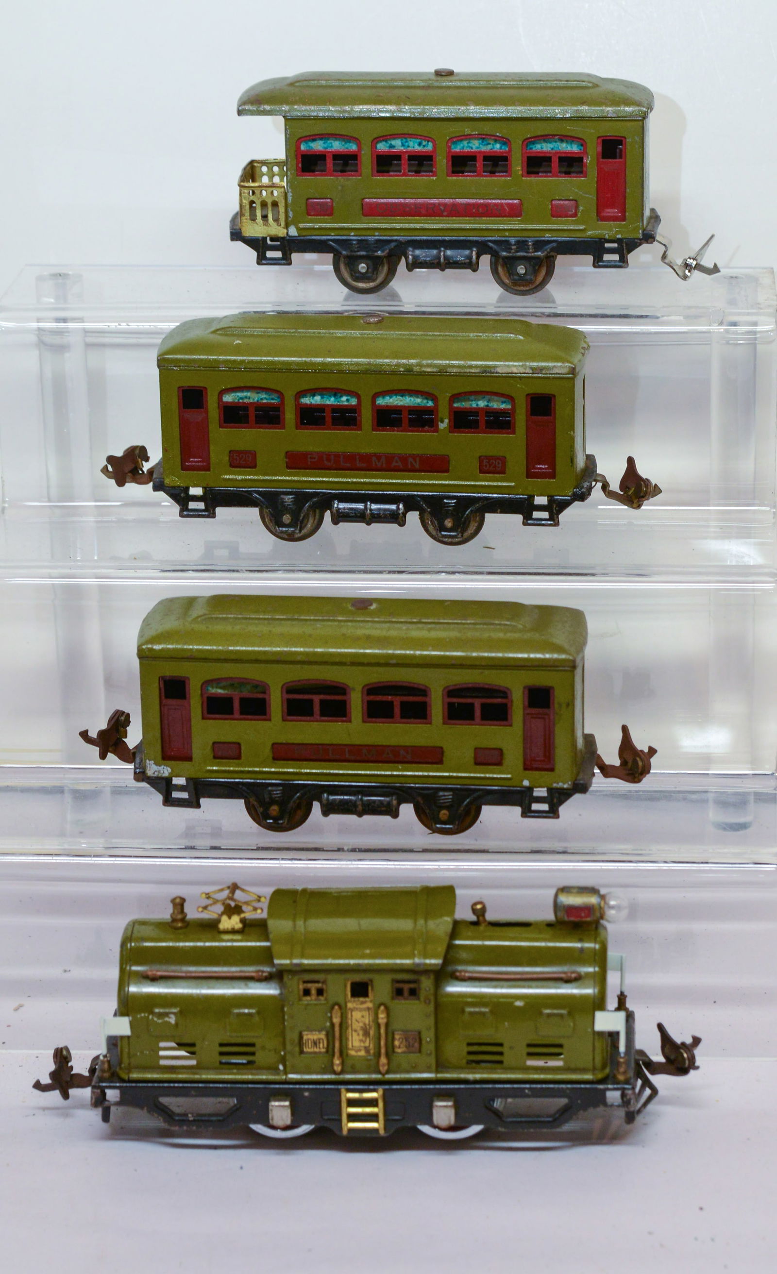 Lionel 252 Locomotive and Three Cars. (1 of 2)