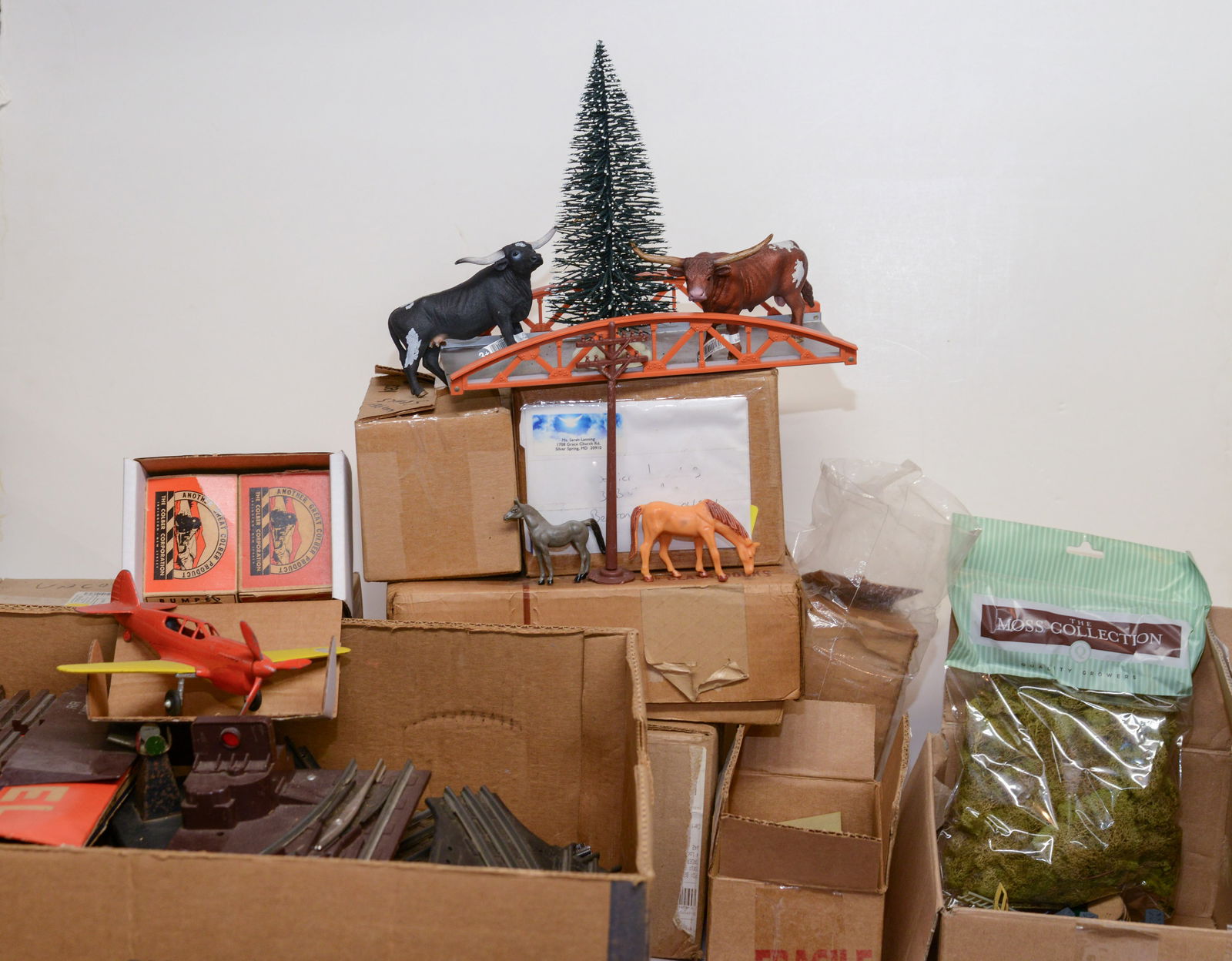 Collection of O Gauge Track and Railroad Accessories.: Animals, streetlamps, and others.