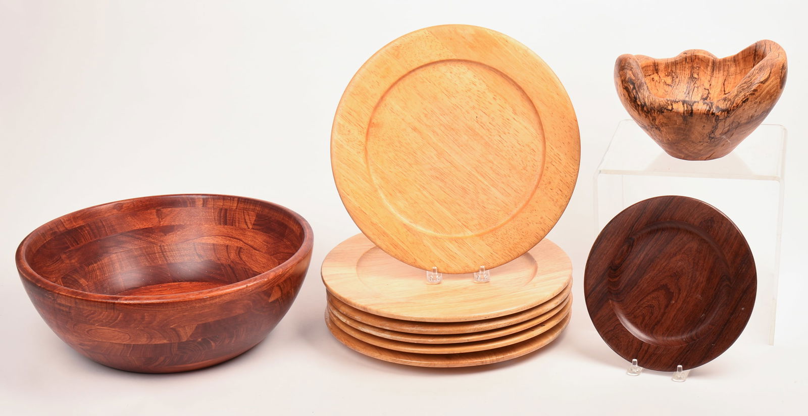 Large Turned Wood Bowl and Smaller Live Wood Bowl.: With 6 wooden plates, and a smaller single plate. Diameter of turned bowl 14 inches.