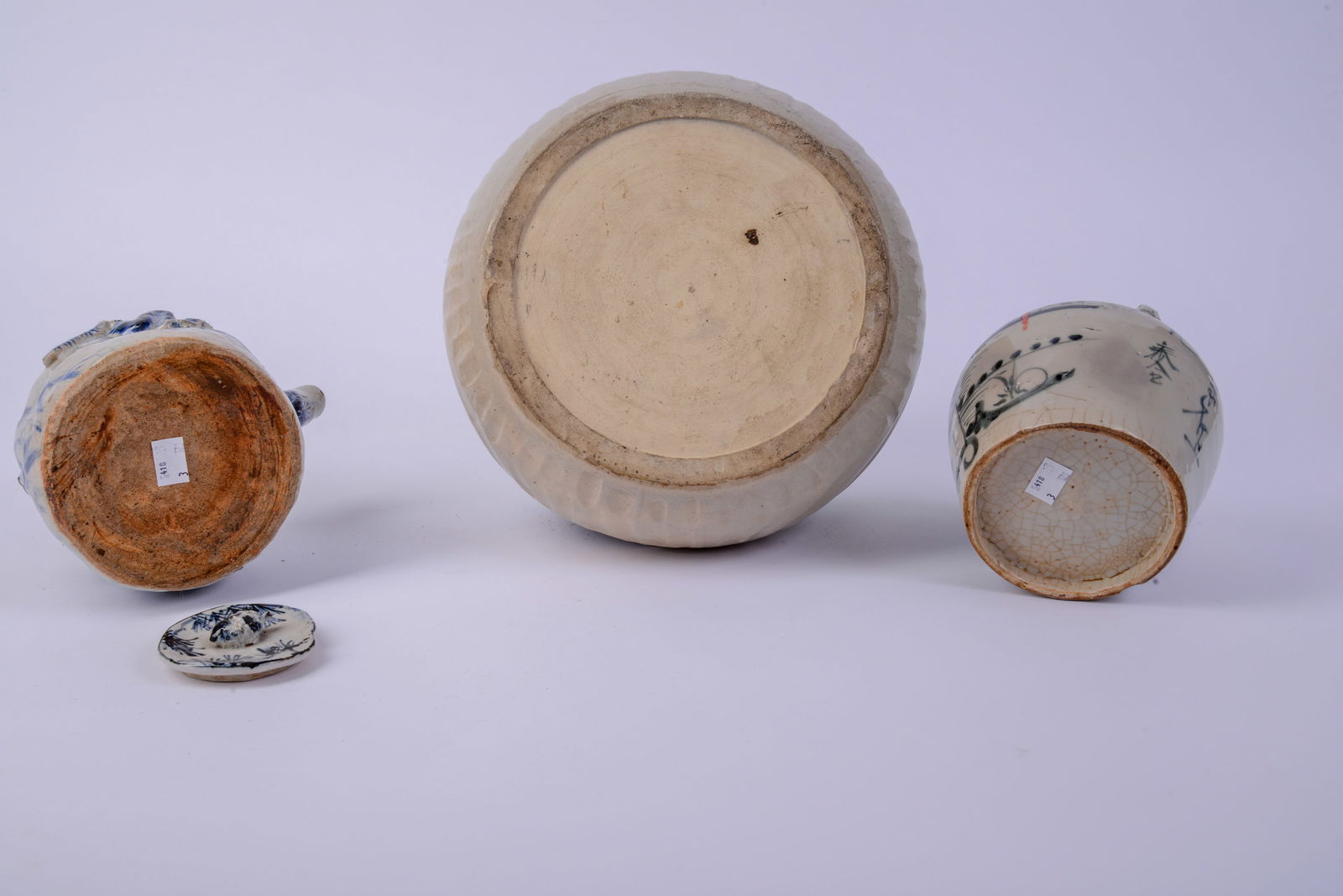 Three Chinese Porcelain Items. - 7