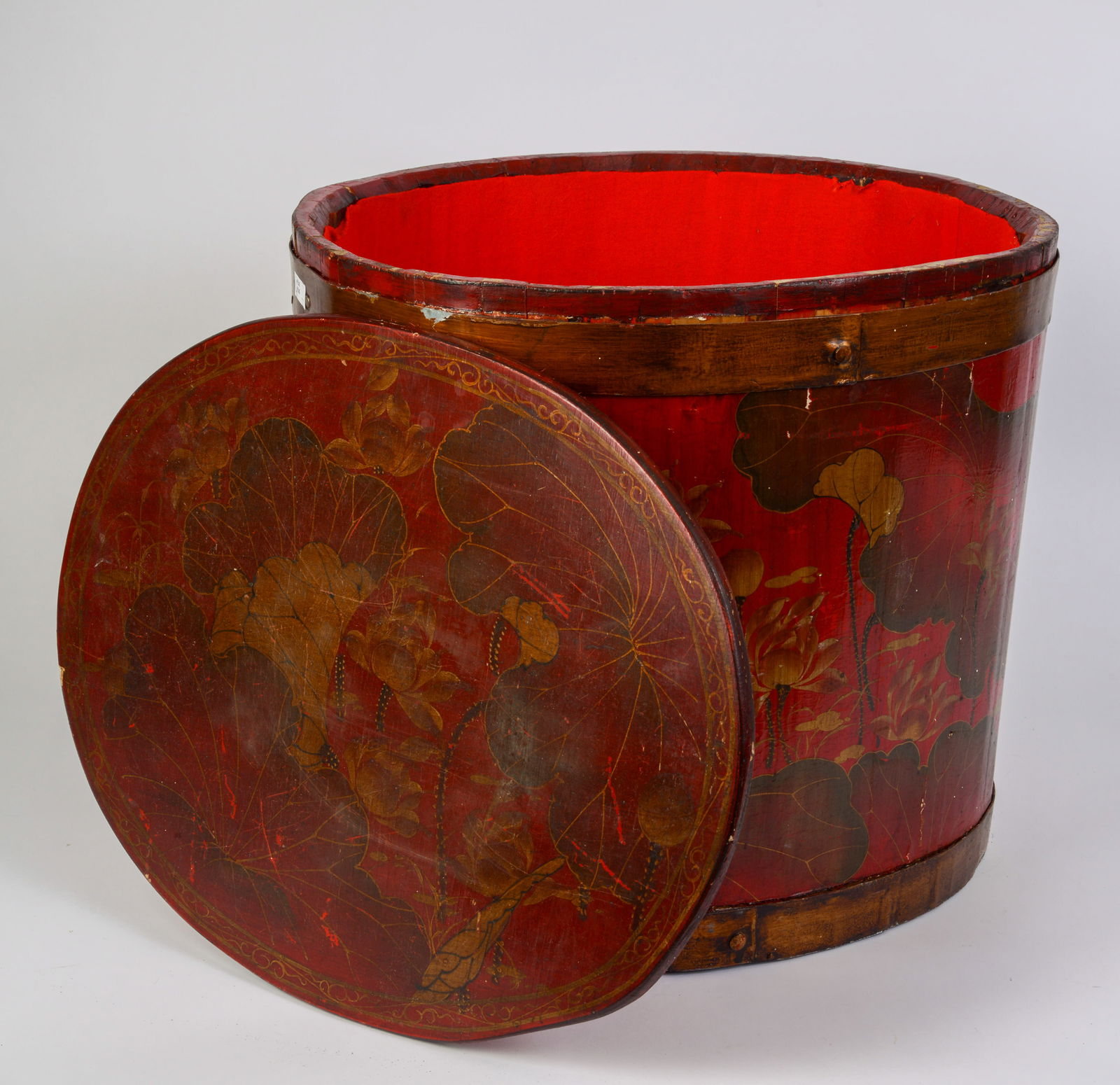 Large Red Lacquer Container. - 3