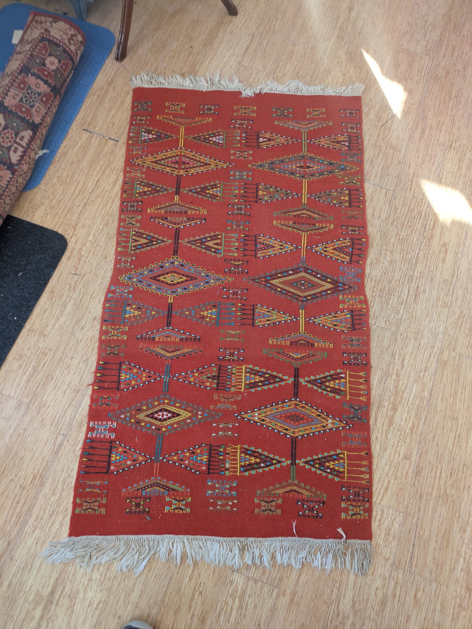 Contemporary Kilim Carpet.: 4 feet 8 inches by 2 feet 6 inches.