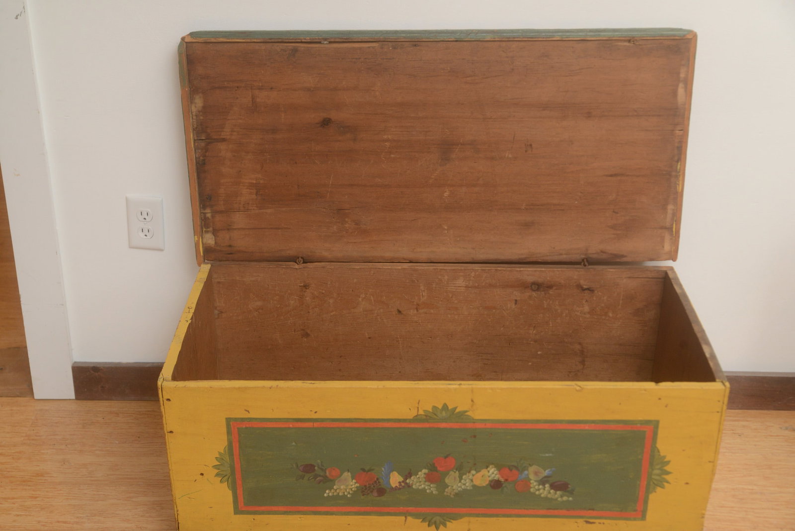Painted Blanket Chest. - 2