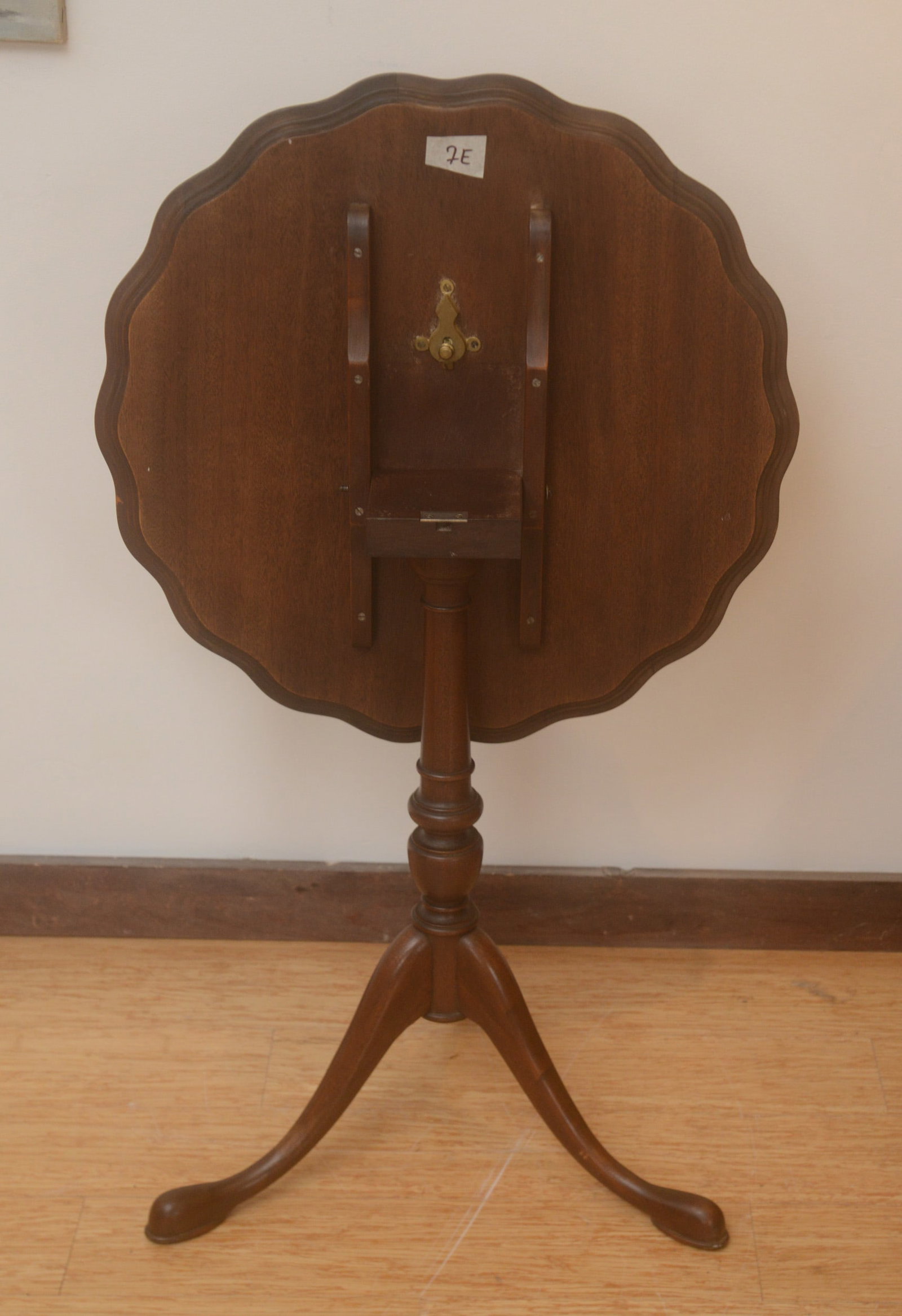 Queen Anne Style Piecrust Table. - 2