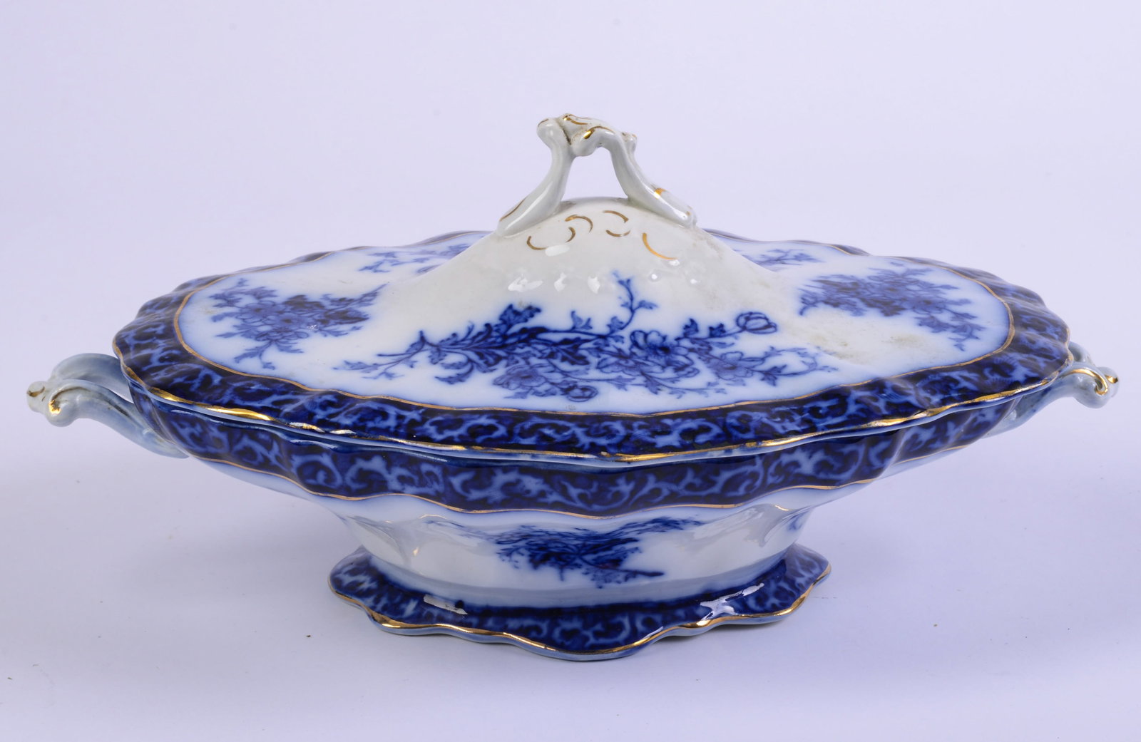 Transferware Blue and White English Covered Tureen With Gold Trim: Width 12 inches. Good condition.