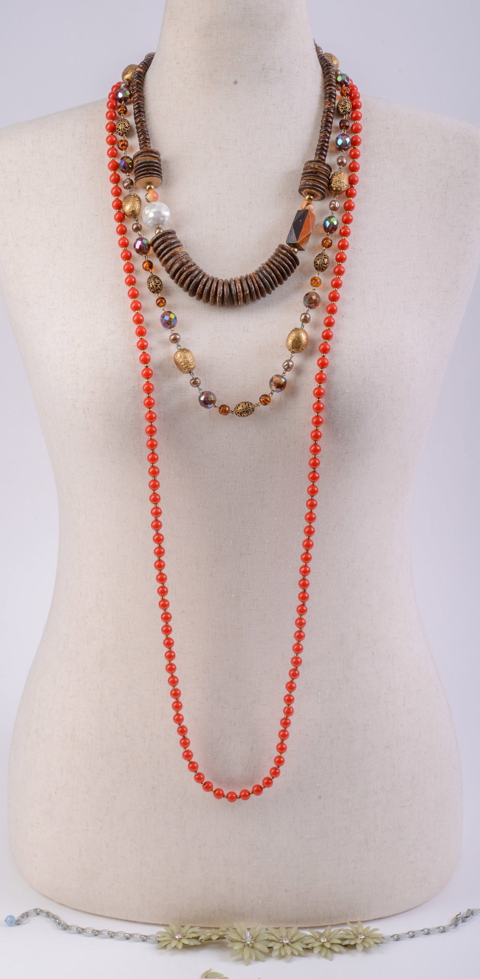 Four Vintage Costume Jewelry Necklaces. (1 of 4)