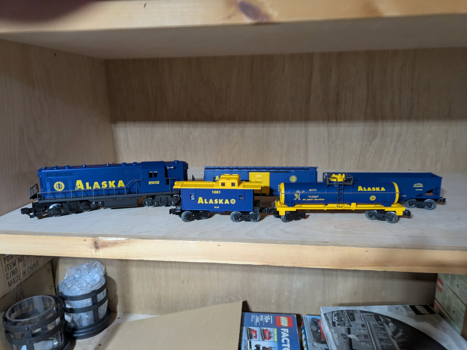 Lionel Alaska Railroad 1802 Locomotive and Four Cars. (1 of 2)