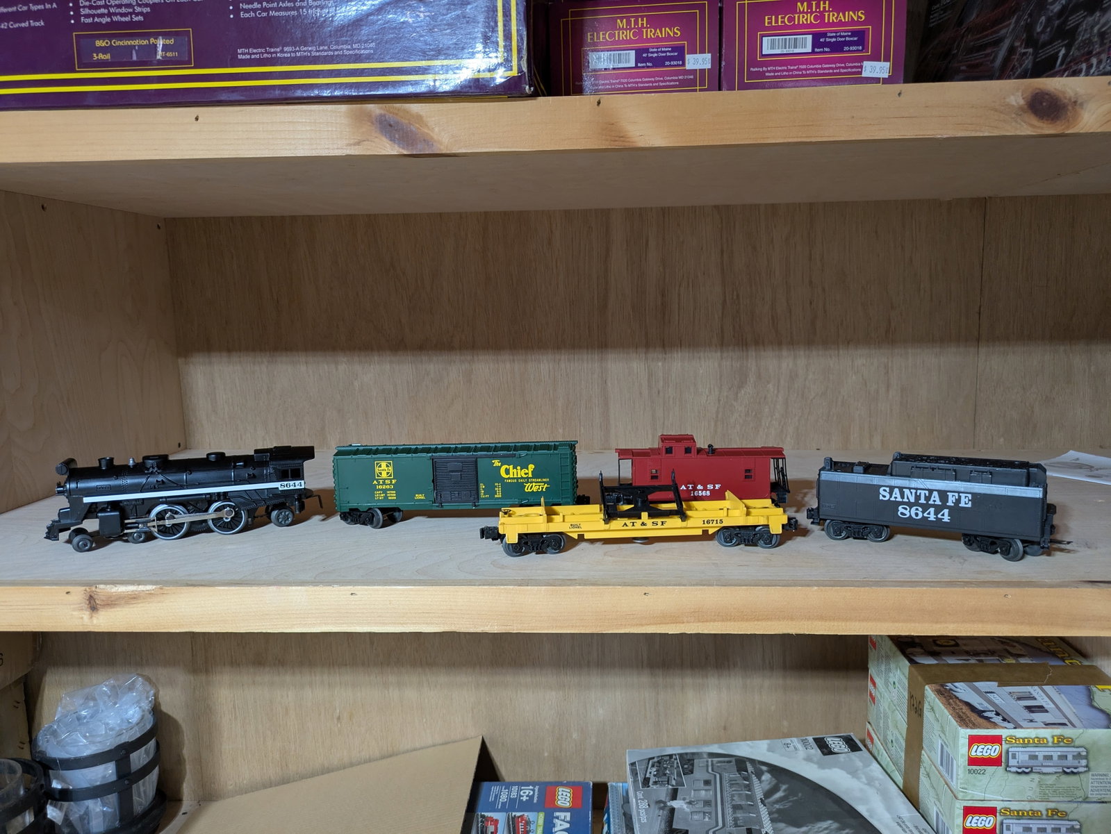 Lionel 8644 Locomotive and Four Cars. (1 of 2)