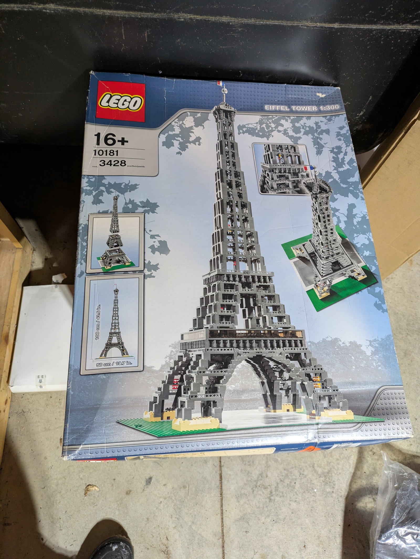 Lego Eiffel Tower 10181: Open box.