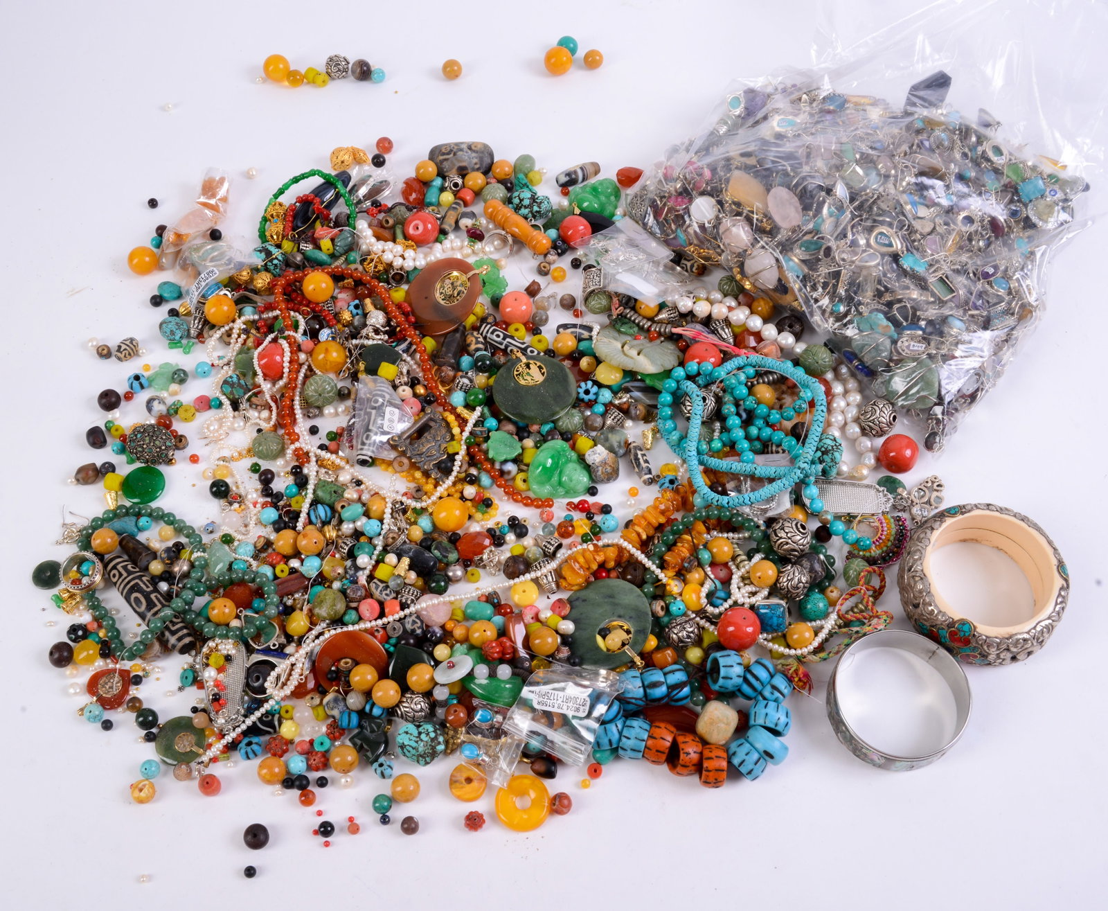 Large Bag of Costume Jewelry Rings, Bracelets, Pendants and Beads.: New condition