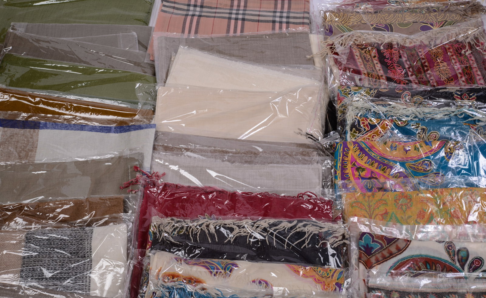 60 Pashmina Shawls. - 3