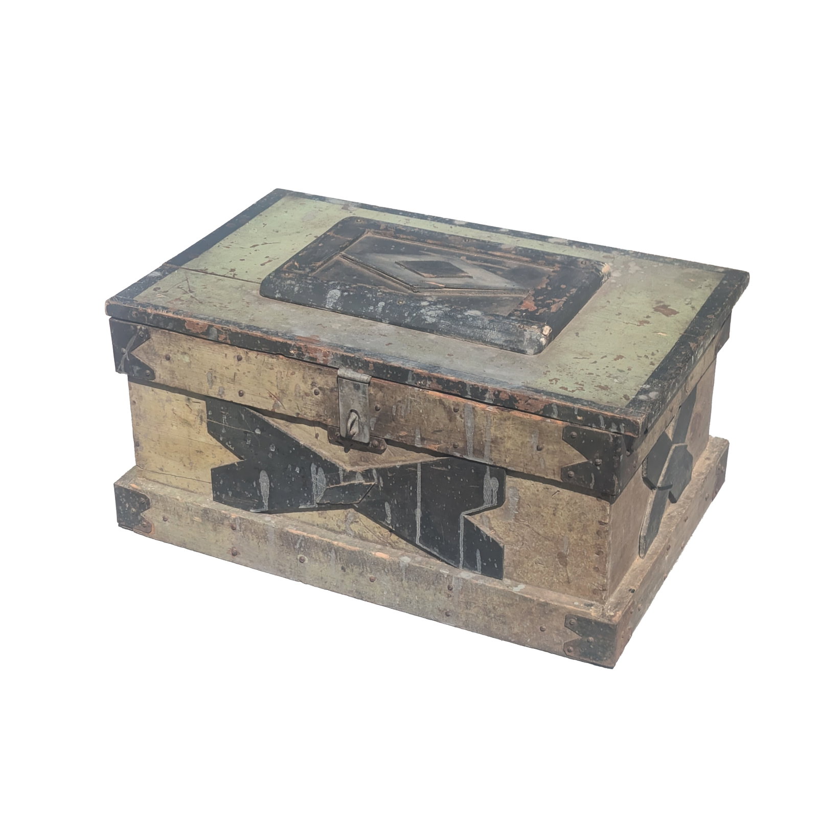 Maine Folk Art Carpenter's Chest.: 13 x 27 x 16.5 inches.
