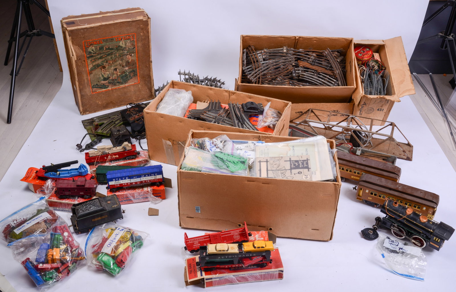 Large Collection of Lionel Trains and Accessories. (1 of 7)