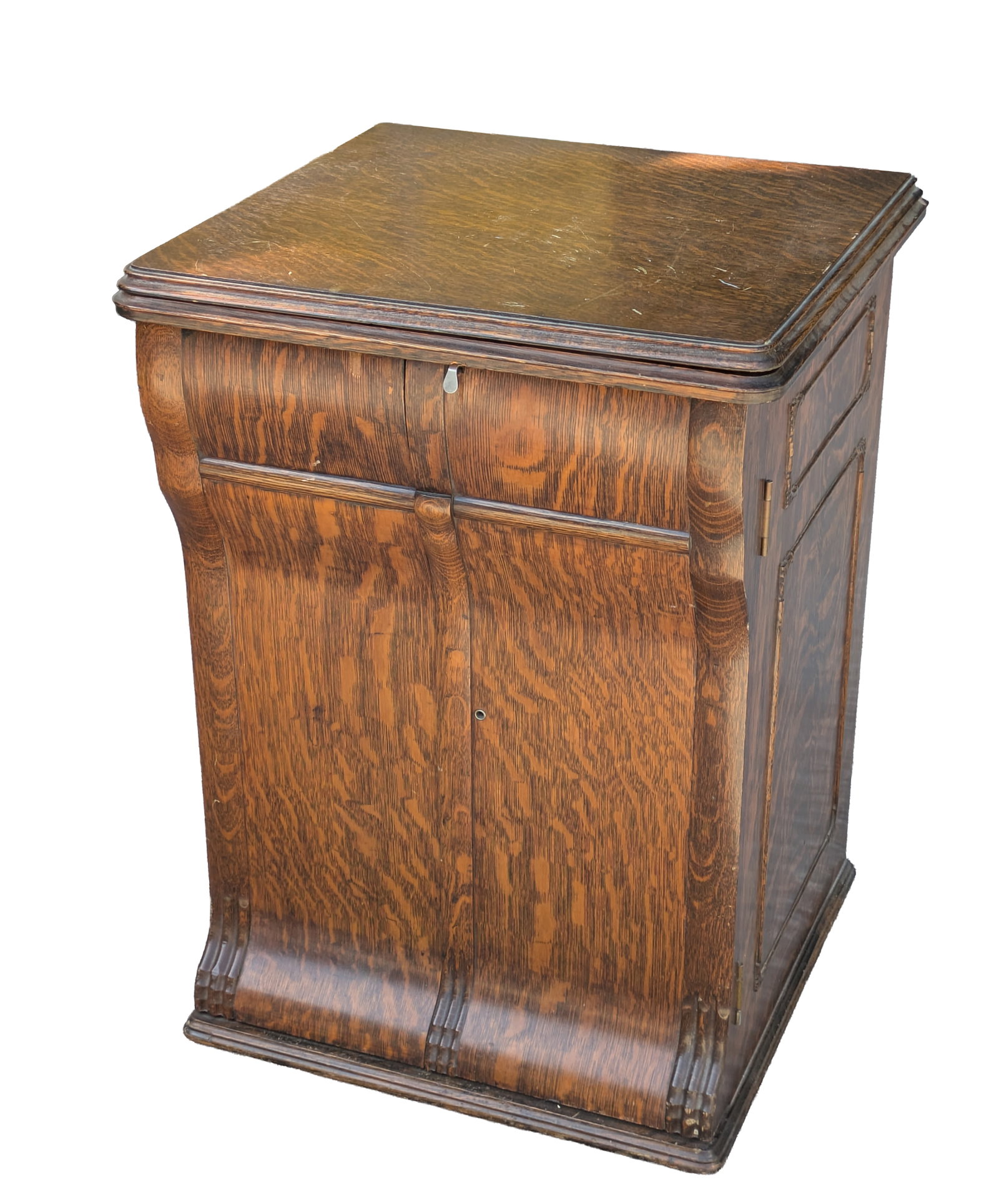 New Home Sewing Machine in Oak Case.: Height 31 inches, width 22 inches, depth 20 inches. Good condition, appears to be in working order.