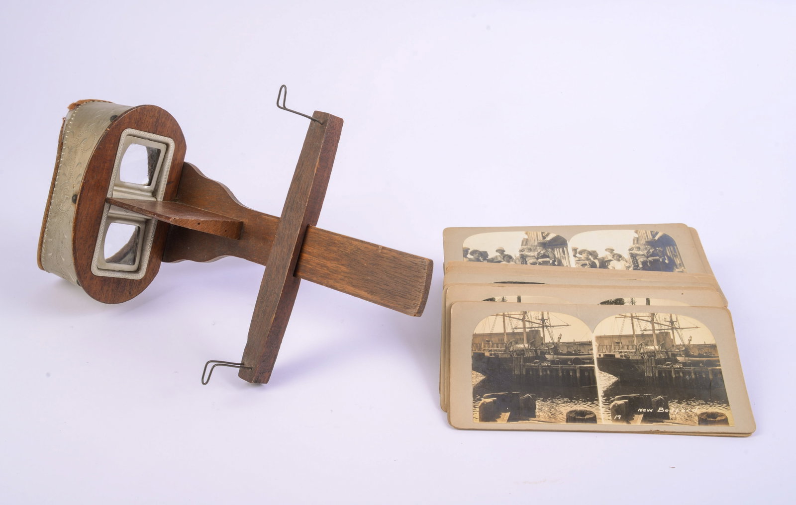 Stereoscope Viewer and Cards. (1 of 3)