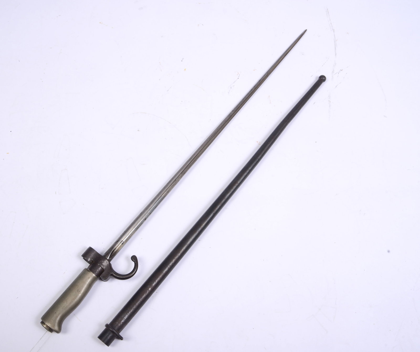 French WWI Lebel M. 1886 Bayonet.: Length 25 inches. Includes scabbard.