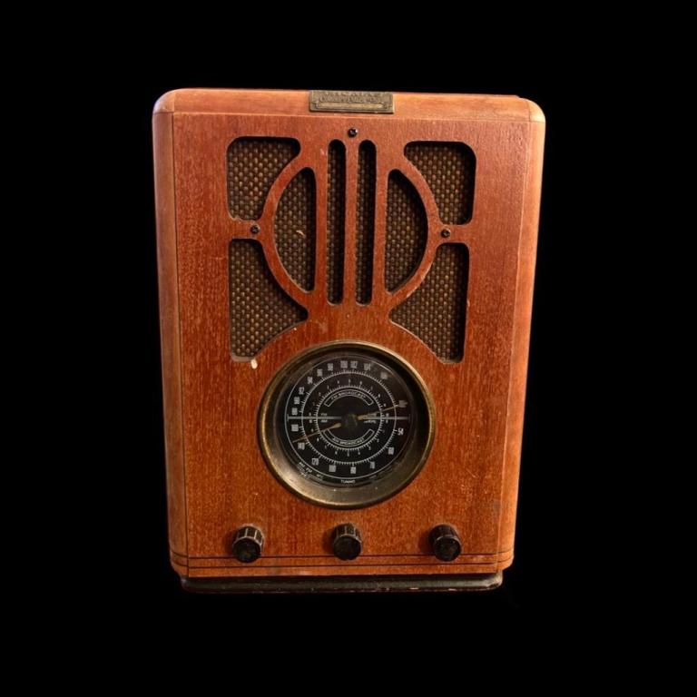 Collector's Thomas 711 Model Electric Radio: Collector's Thomas 711 Model Electric Radio. Perfect for history buffs, old radio collector's, Edison admirers, or, anyone who enjoys listening to music as this piece is still in perfect, working cond