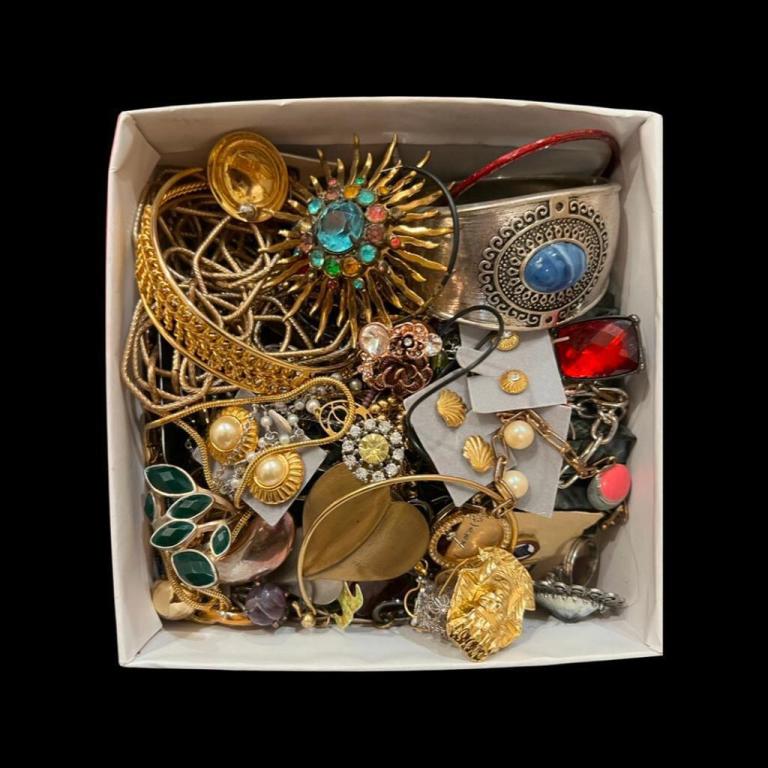 3.5lb Overfilled Jewelry Treasure Box (1 of 4)