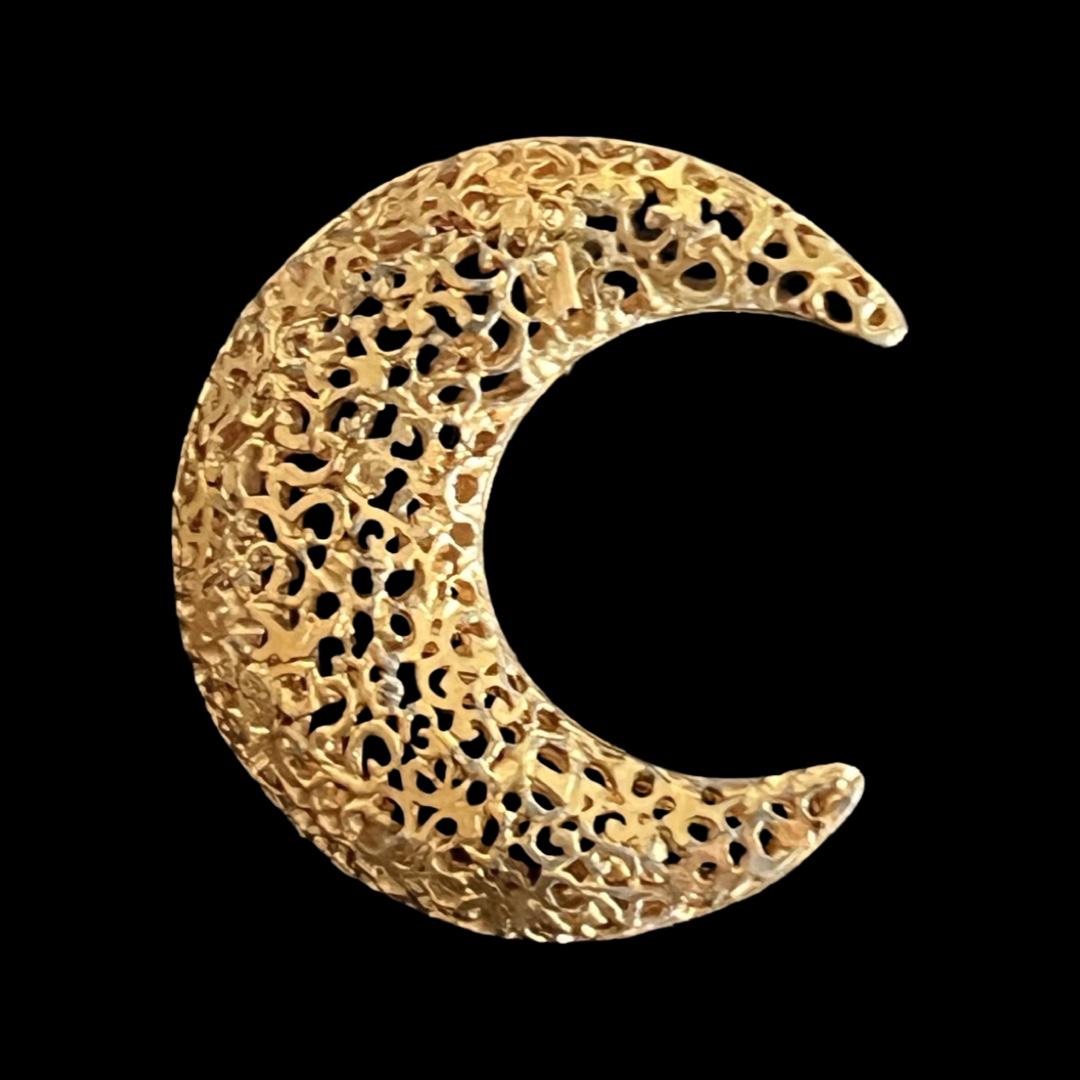 14k Yellow Gold Victorian Filigree Crescent Moon Pin: 14k Yellow Gold Victorian Filigree Crescent Moon Pin