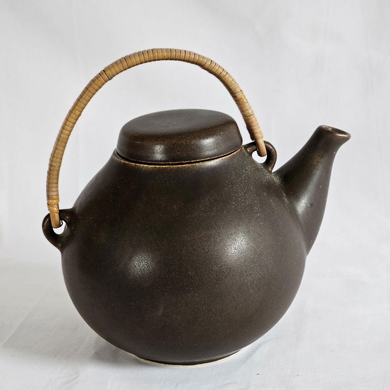 Arabia Vintage Teapot: Finland, Brown glaze teapot with fitted lid and wrapped handle, c. 1966 designed by Ulla Procope, Arabia GA1.