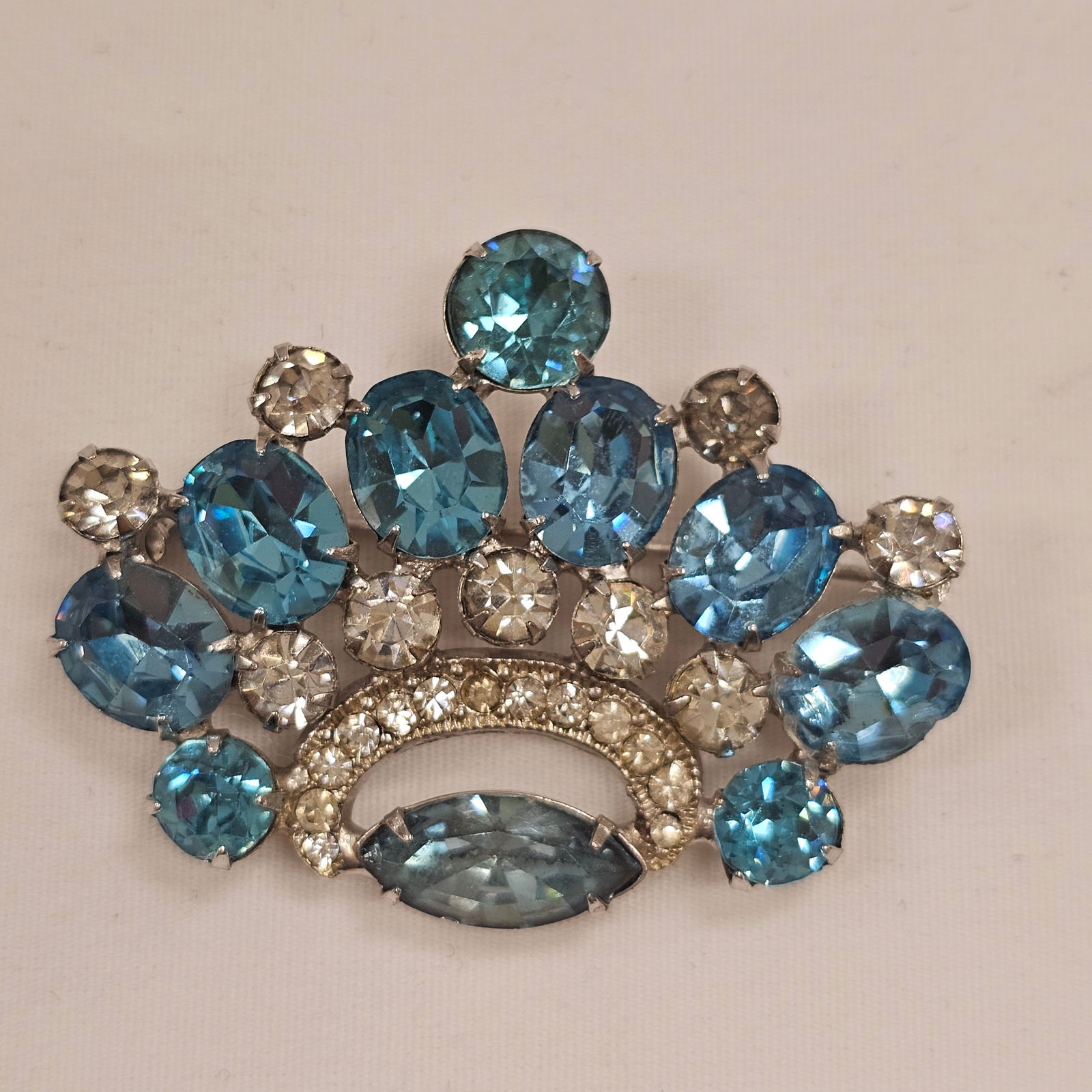 Vintage Rhinestone Crown Brooch, Weiss (1 of 4)