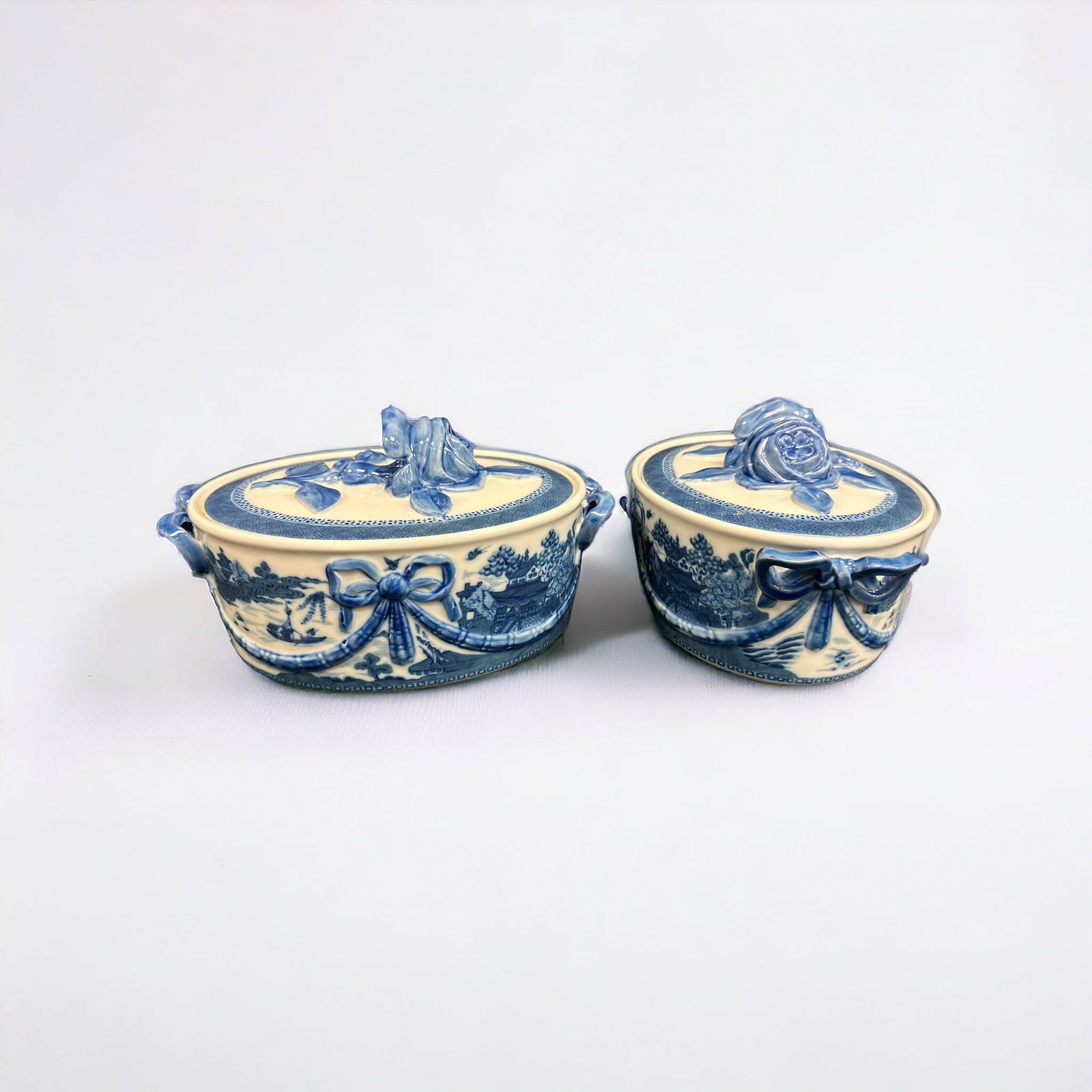 Pair of Mottahedeh VA Historic Charleston Reproduction Covered Dishes: Measure 9" in length. With oval handles and marking on base. Appear to be good condition. From the Estate of Fritz and Lucy Jewett.