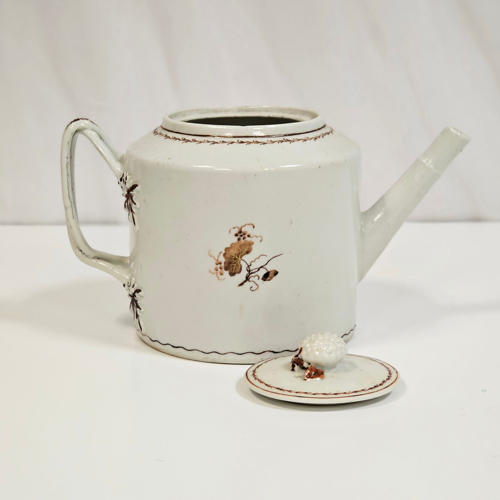Late 18th/Early 19th Century Chinese Export Porcelain Teapot (1 of 5)