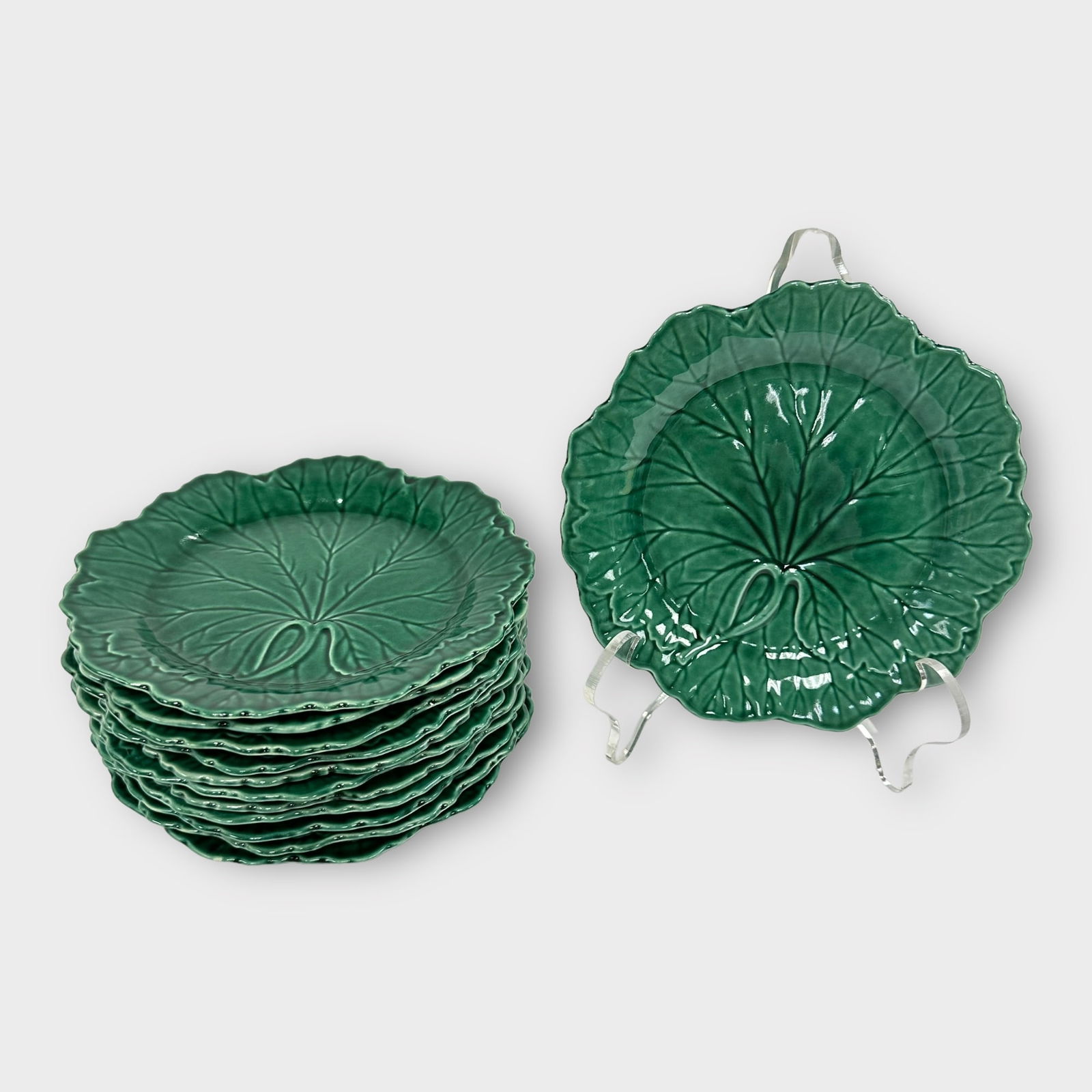 Group of 24 Wedgwood of Etruria and Barlaston Majolica Cabbage Plates (1 of 5)