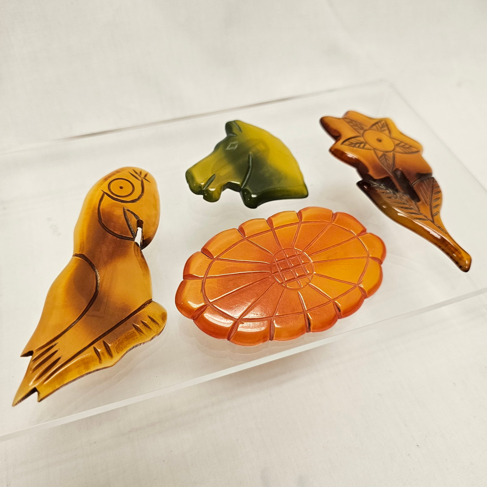 (Lot of) 4 Vintage Bakelite-like Pins (1 of 7)