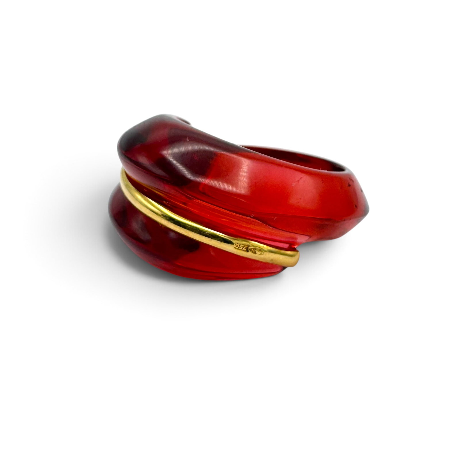 Baccarat 18k and Glass Coquillage Ring: Signed Baccarat crystal and 18k Coquillage ring in ruby red colorway. Ring size between 4.5 and 5. Condition: very good, no discernable damage to piece.