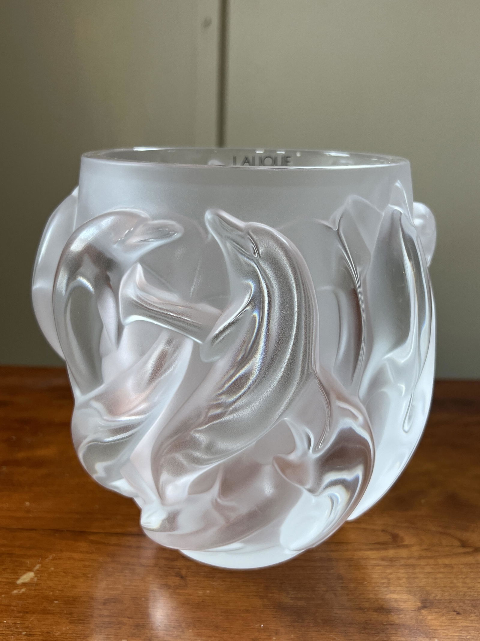 Lalique Paris Clear and Frosted Oceana Vase (1 of 6)