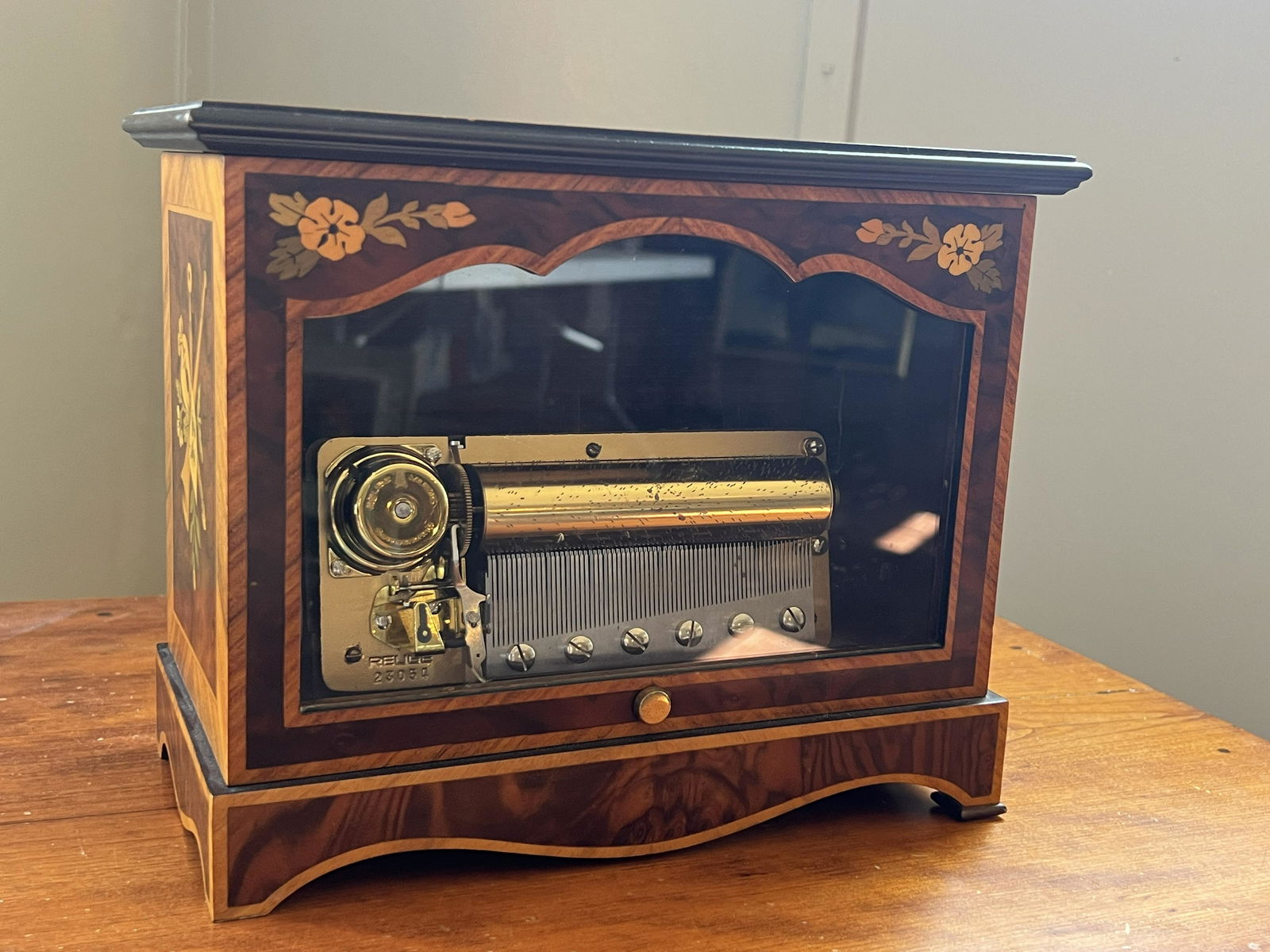 Sorrento Arte Intarsio Inlaid Mozart Music Box: 8" tall, 10" wide, 5.25" deep. Missing two foot pads.