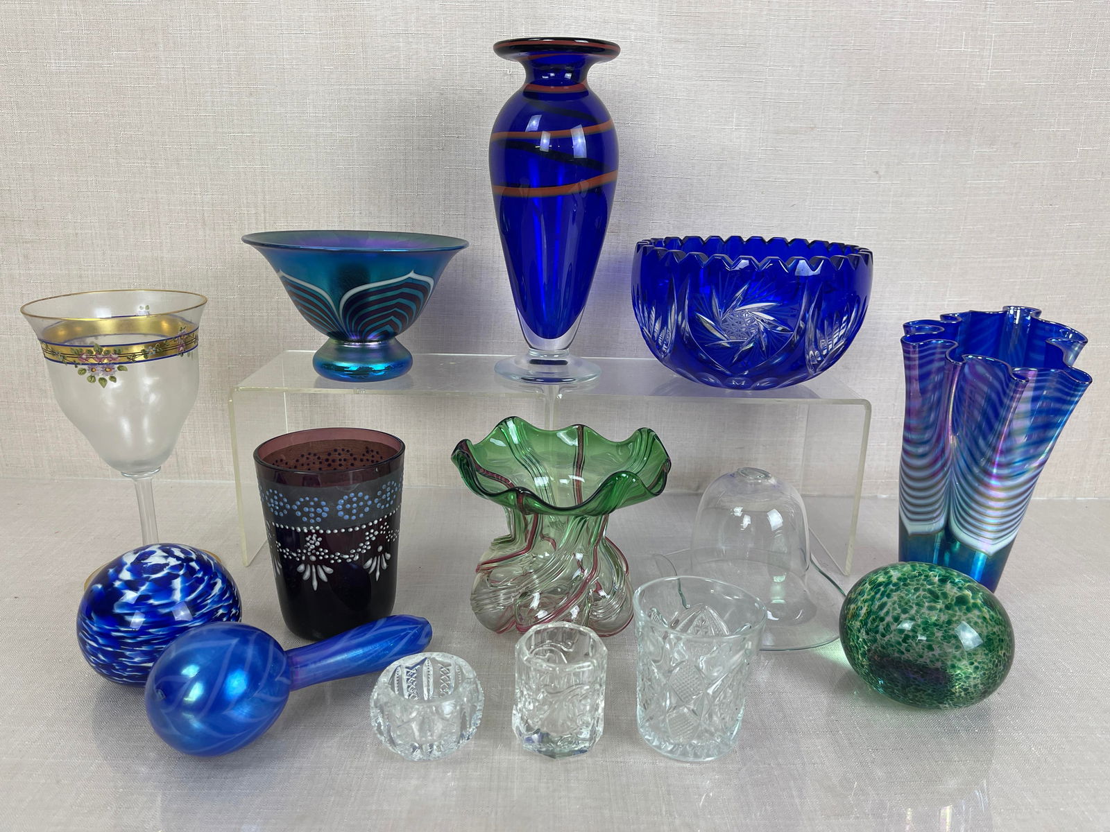 Large Collection of Decorative Art Glass (1 of 17)