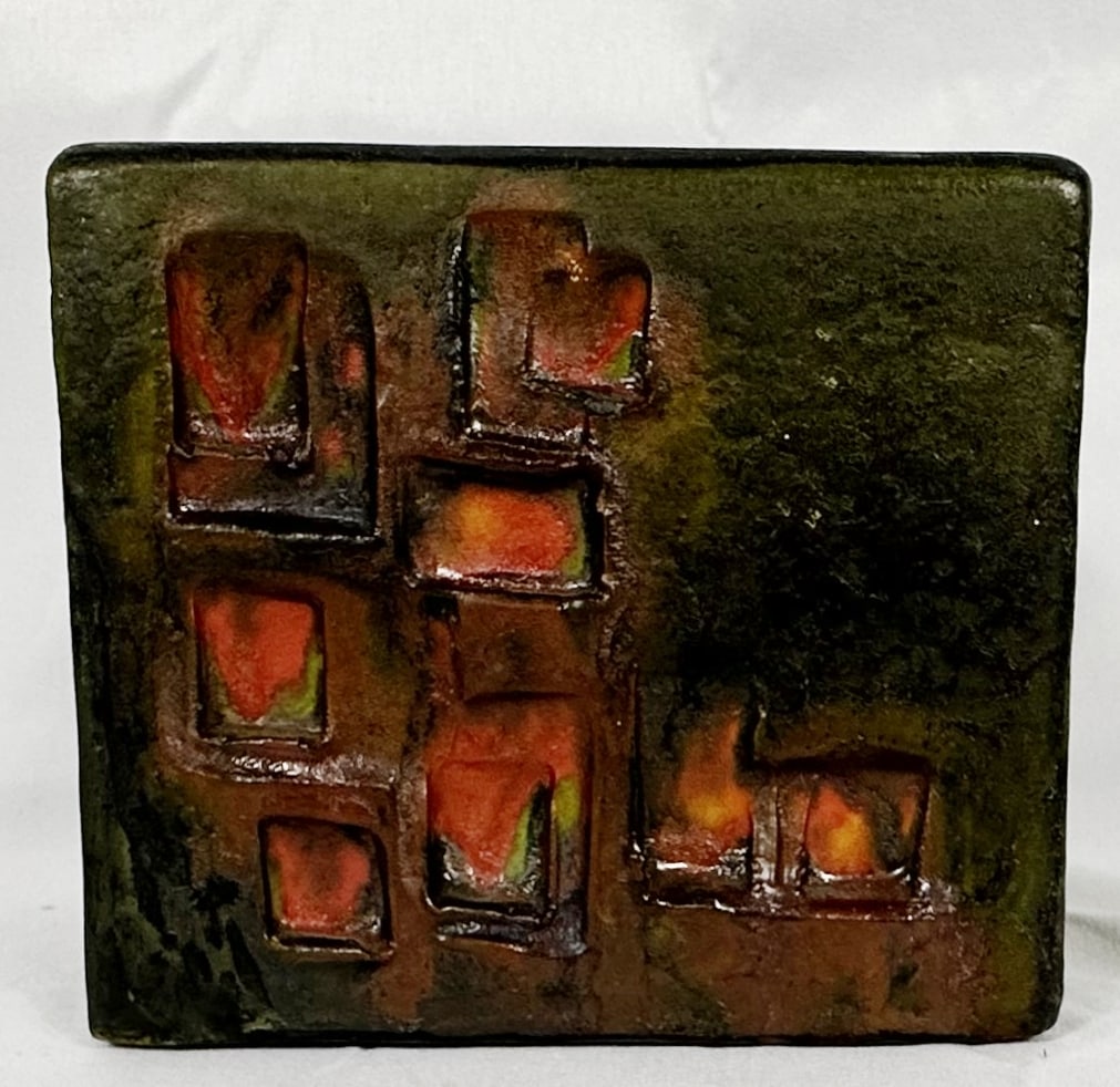 Vintage Marcello Fantoni for Raymor Italian Square Vase: Nice mid-century modern Italian vase by Marcello Fantoni for Raymor. Great contrast between the red and darker background.