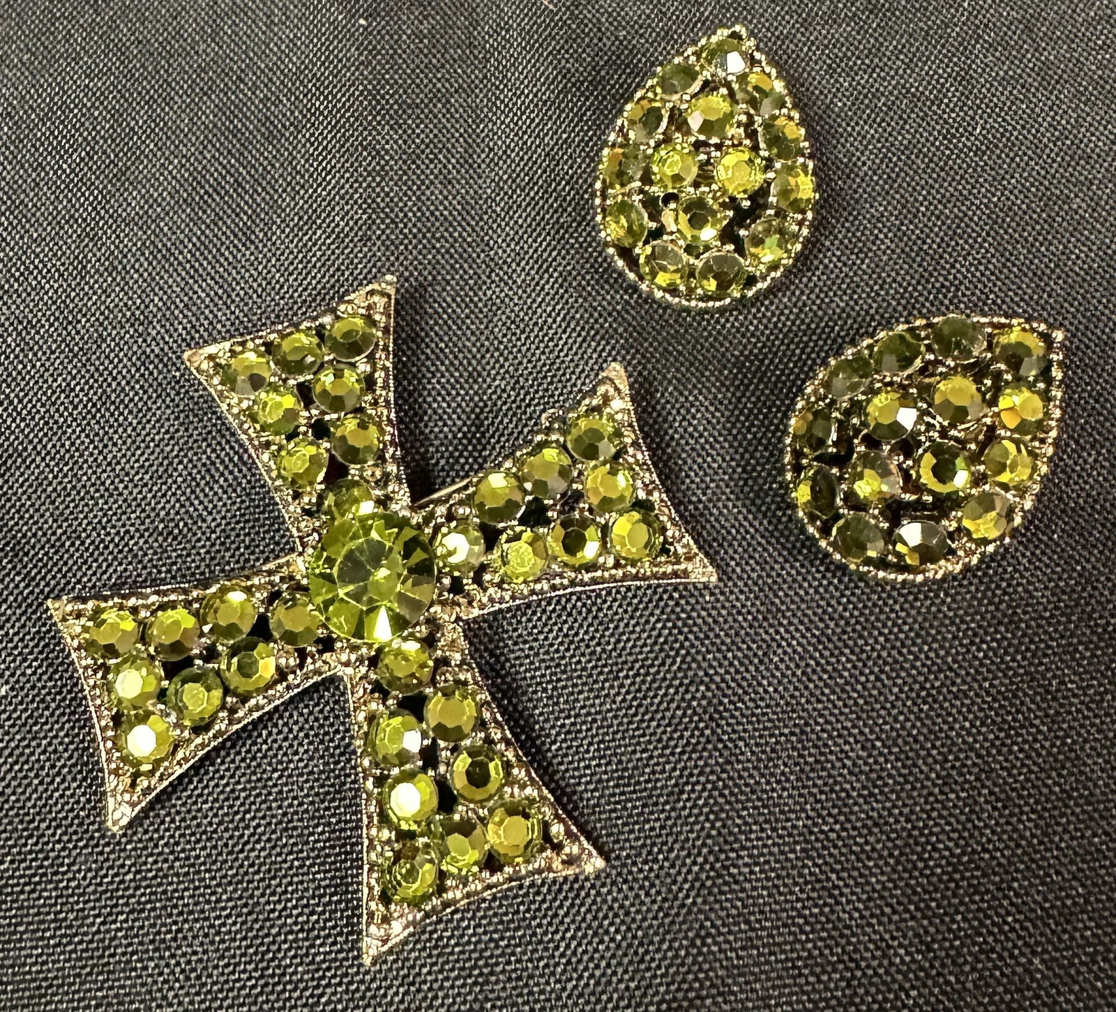 Weiss Green Austrian Crystal Brooch and Earrings: Gorgeous vibrant green Austrian crystal set of brooch and earrings by Weiss. Nice Maltese cross and teardrop shaped vintage earrings.