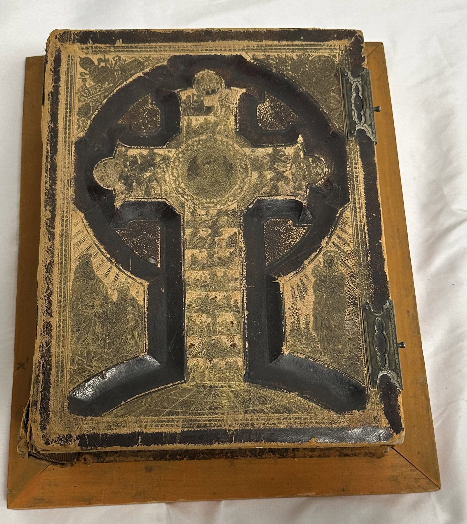 Book Haydock Bible Early Copy: Taken from a Catholic Bible originally printed in 1812, the Douay Rheims text plus Church Father's writings, historical explanations and invaluable footnotes give a better understanding of God's word.