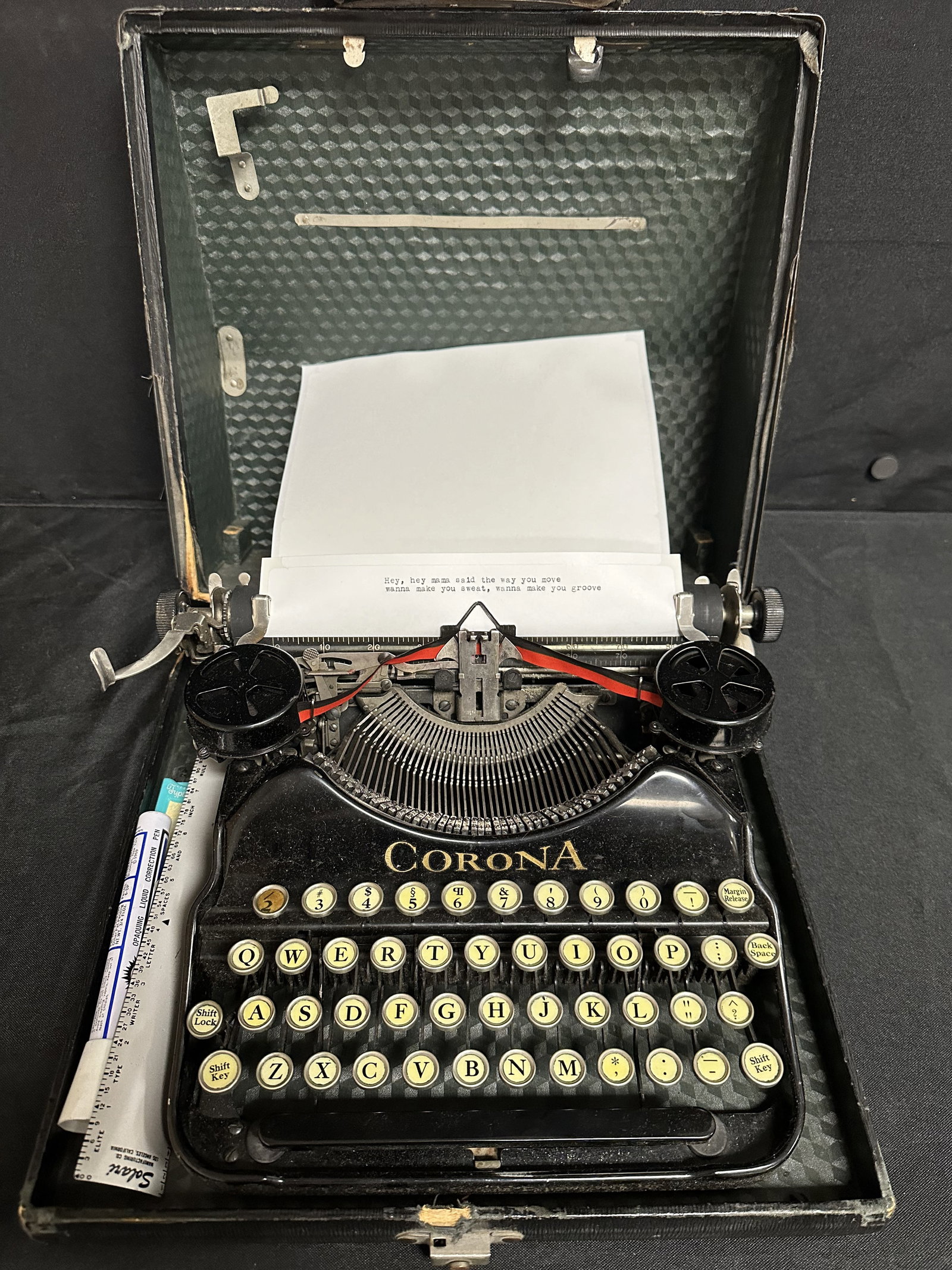 1920s Working Corona Typewritter with Case: I believe this to be a 1928 Corona 4 Portable Typewritter. Comes with case and accessories shown on the left bottom of the case. The typewritter is functioning as you can see by the typed text done wi