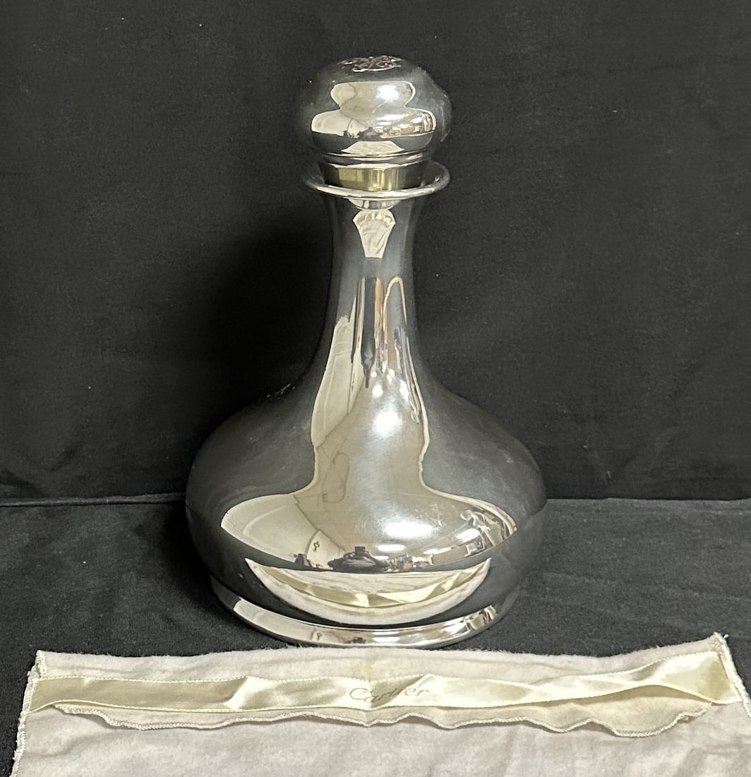 Vintage Cartier Pewter Decanter with Stopper: Sleek modern Cartier decanter measuring a little over 10 inches tall. Decanter is made of pewter and comes in a Cartier pouch that is a bit small for it but helps keep it from scratching.