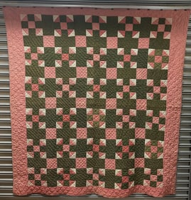 Vintage Hand Stitched Quilt - Beautifully Executed