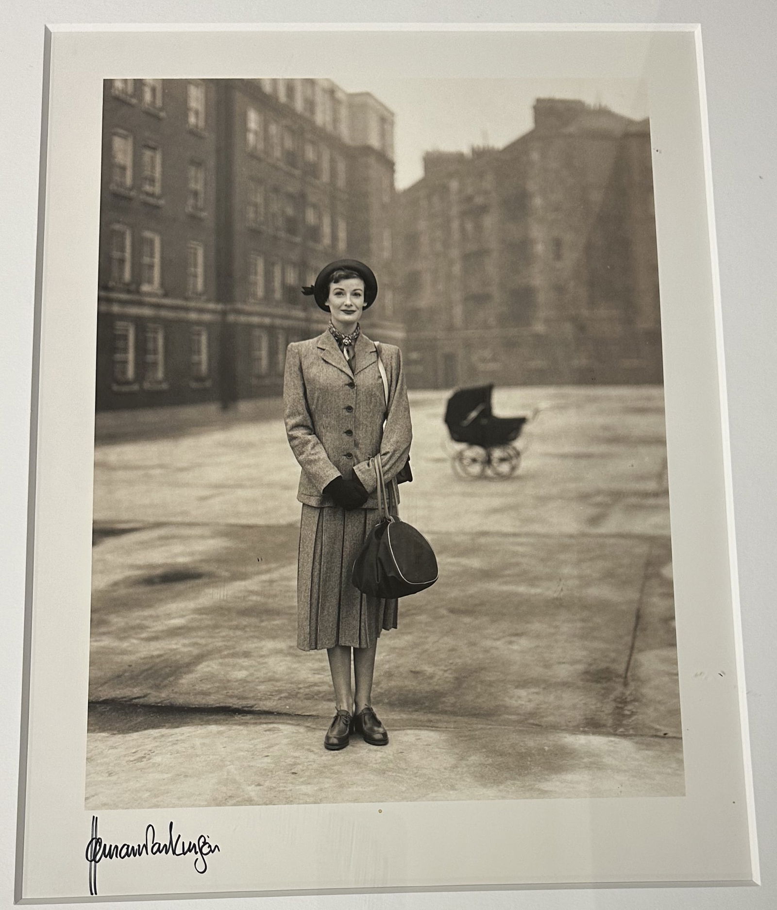 Norman Parkinson Wendy Peabody Silver Gelatin Print Orignal: Original Norman Parkinson Silver Gelatin Print which I believe is referred to as Wendy Peabody with Buildings. This image originally taken in 1950. This silver gelatin print is signed bottom left by P