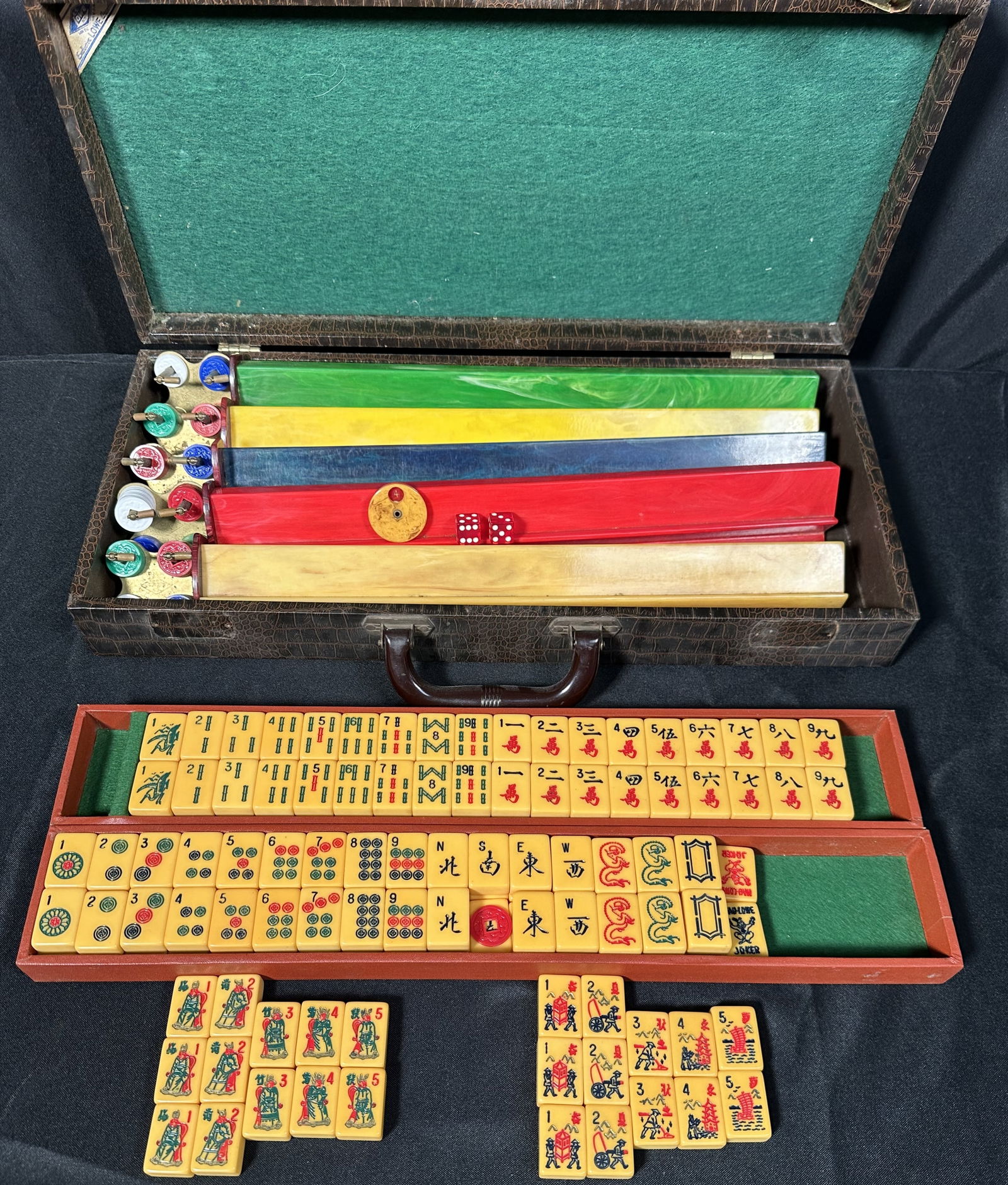 Bakelite Mahjong Set 161 tiles missing one South (1 of 8)