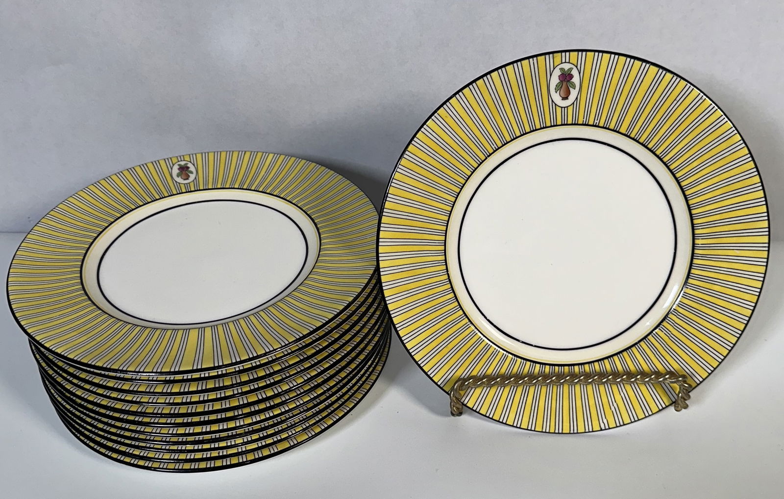 RR- Set of 12 Royal Doulton Art Deco 9 Inch Plates: RR- Set of 12 Royal Doulton Art Deco 9 Inch Plates Set of 12 plates by Royal Doulton in their Art Deco pattern. Designed by Robert Allen Studios. Beautifully painted quality China. Robert Allen worked