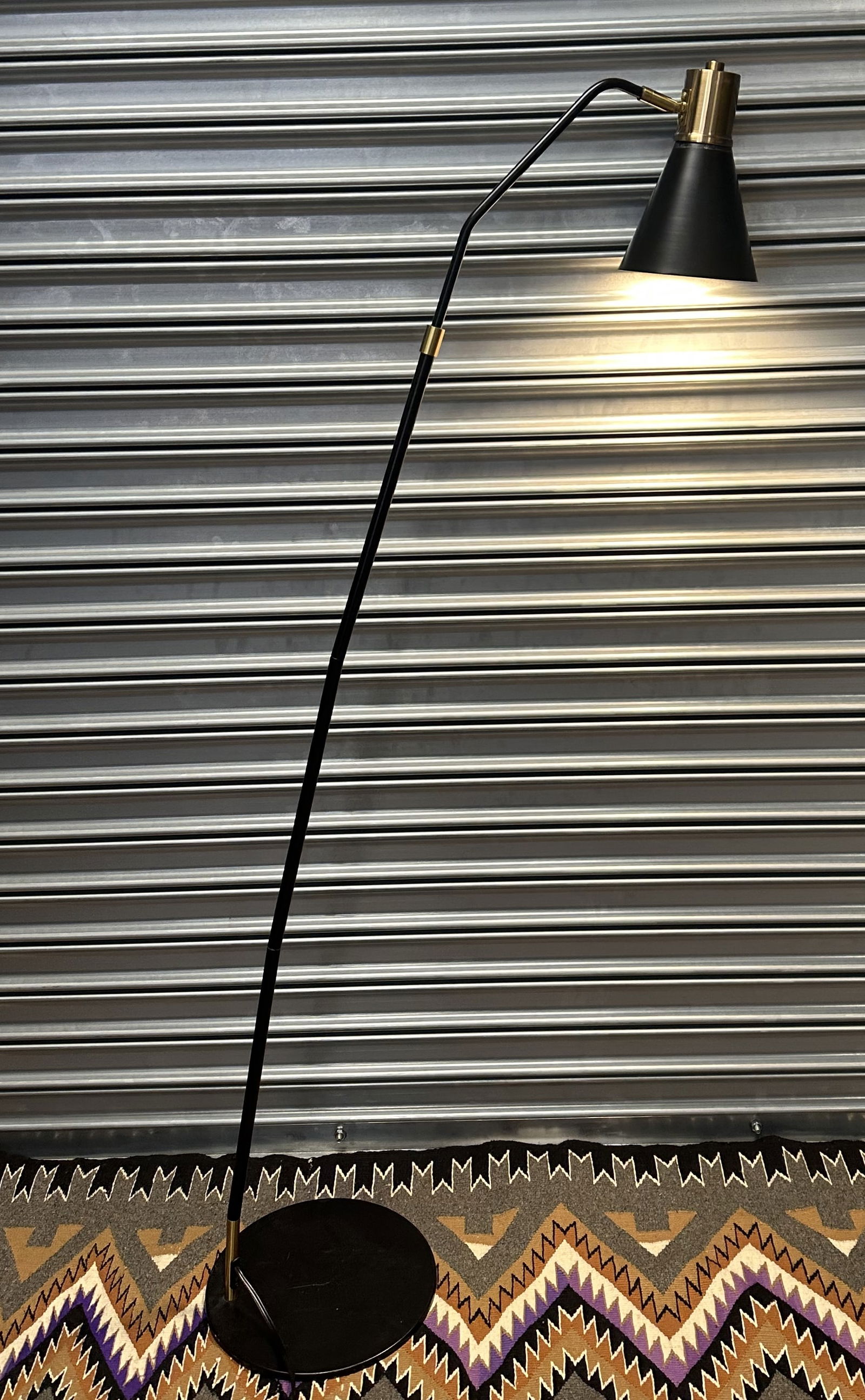 Jonathan Y Modern Floor Lamp: Jonathan Y Modern Floor Lamp Modern styled floor lamp by Jonathan Y. This is the Apollo lamp in black wiht brass details.For this lot shipping can be done one of three ways:LiveAuctioneers Live Shipp