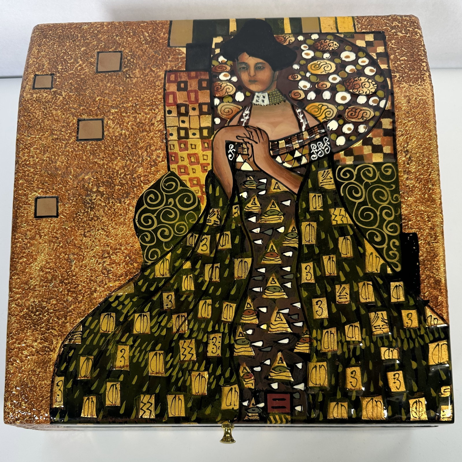 RR Gustav Klimt Style Female Portrait Large Lacquer Jewelry Box: Gustav Klimt Style Female Portrait Large Lacquer Jewelry Box Beautiful lacquer jewelry or storage box with an image of Gustav Klimts Portrait of Adele-Bloch Bauer also known as the Woman in Gold.