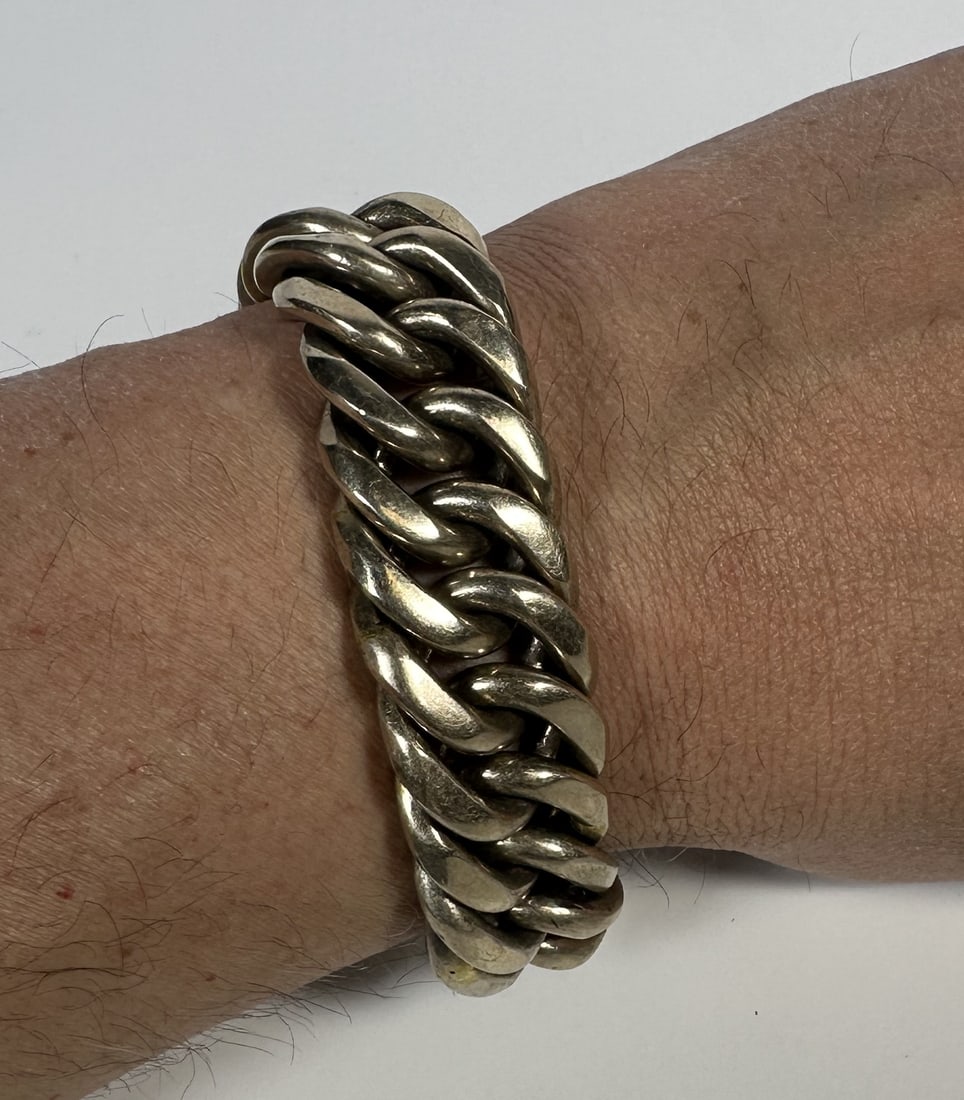 Steel Bracelet Heavy Wide Links 8 Inches Long: Steel Bracelet Heavy Wide Links 8 Inches Long This thick heavy and wide link bracelet measures 8 inches long and has a very strong presence. Great looking and attractive this bracelet can fit a wrist