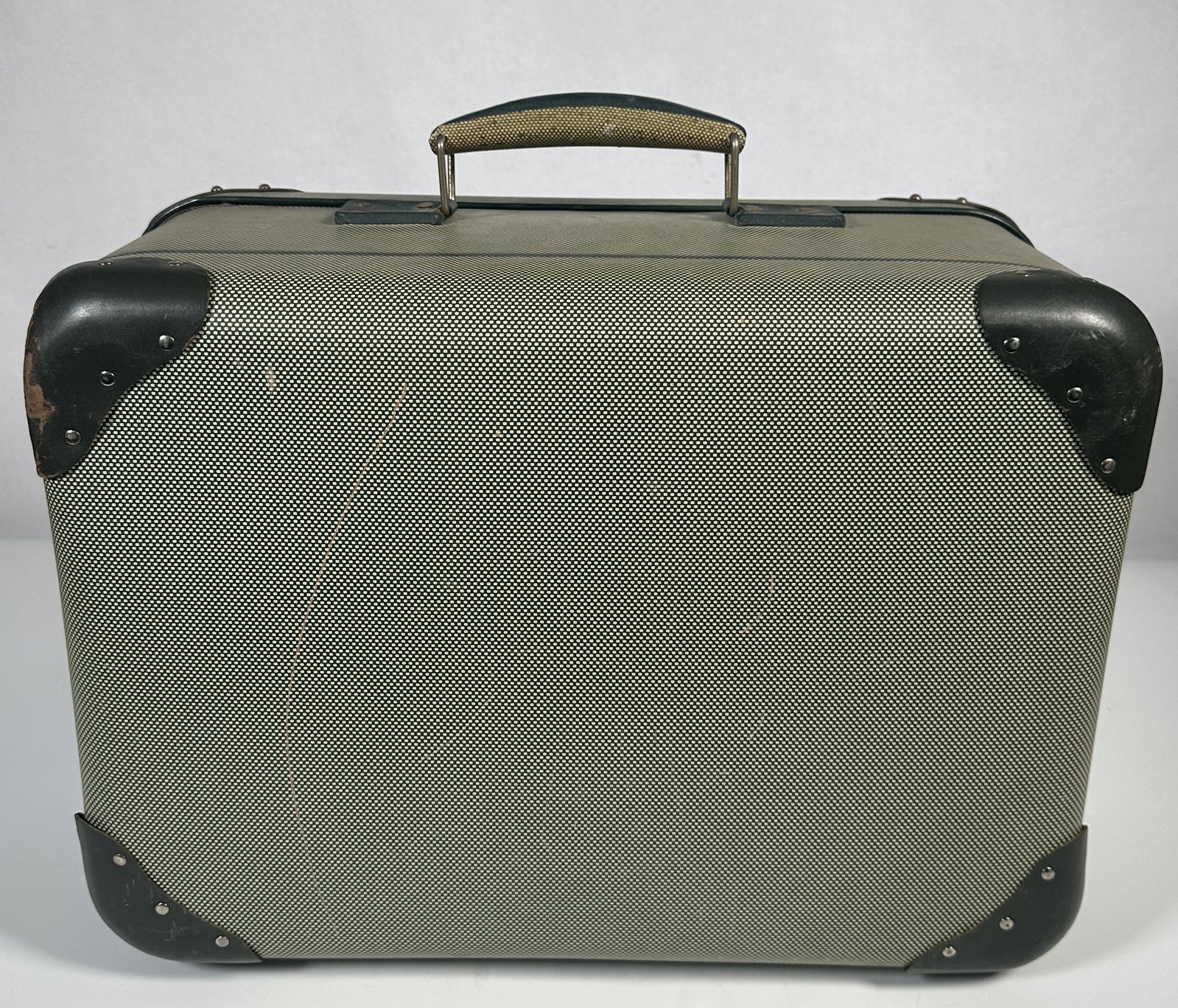 Vintage Green Hardboard Travel Case Mid Century: Vintage Green Hardboard Travel Case Mid Century This is a vintage hard-shell suitcase, likely dating from the mid-20th century (around the 1940s to 1960s). It features a distinctive tweed or textured 
