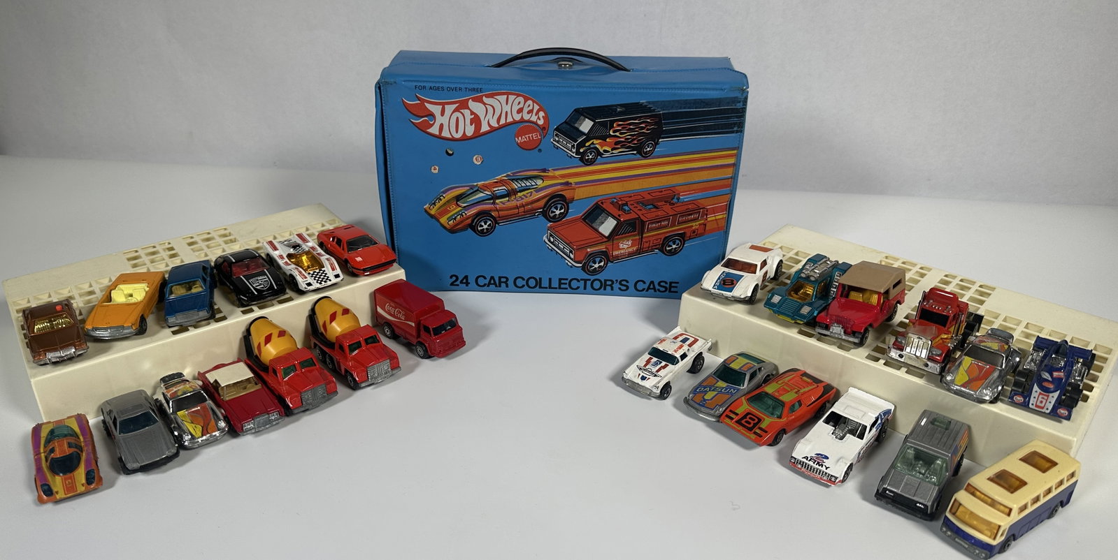 Hot Wheels Carry Case with 25 Assorted Vehicles: Hot Wheels Carry Case with 25 Assorted Vehicles This lot consists of a vintage Hot Wheels carry case with 25 assorted vehicles of all type. For this lot shipping can be done one of two ways: In-House 