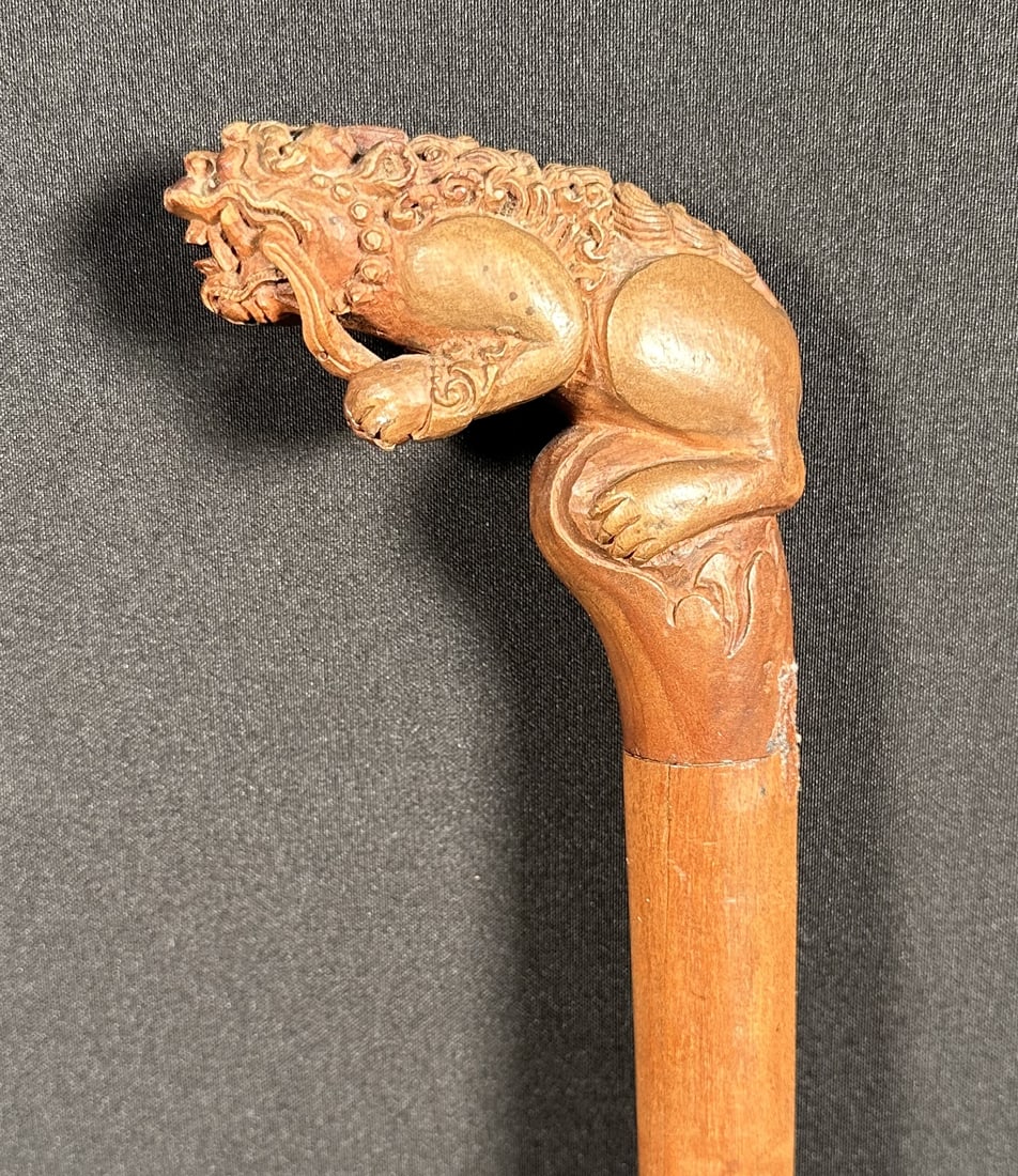 Foo Dog Carved Walking Stick: Foo Dog Carved Walking Stick Asian Foo Dog walking stick with a carved Foo Dog for a handle. Nicve vintage piecee. For this lot shipping can be done one of three ways: LiveAuctioneers Live Shipping ? 