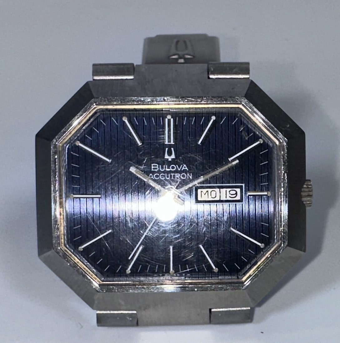 Vintage Bulova Accutron Watch Day Date: Vintage Bulova Accutron Watch Day Date This is a vintage Bulova Accutron Octagon Day-Date mens wristwatch featuring a distinctive geometric case and a vertical brushed dark dial. Octagonal stainless s