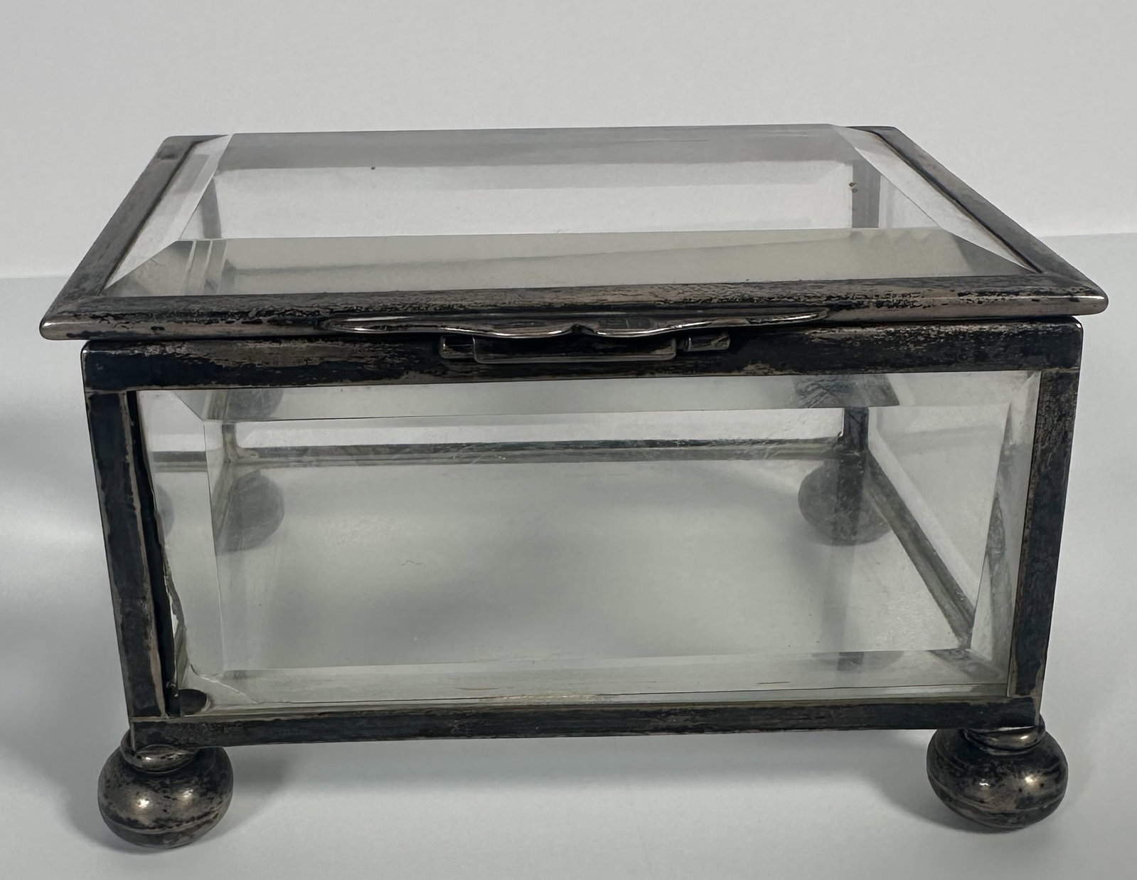RR - Jewelry Casket Rectangle Silver Plate Frame: Jewelry Casket Rectangle Silver Plate Frame Beveled glass jewelry casket with a silver plated frame. Early 20th Century. For this lot shipping can be done one of two ways: In-House Shipping - A Shippi